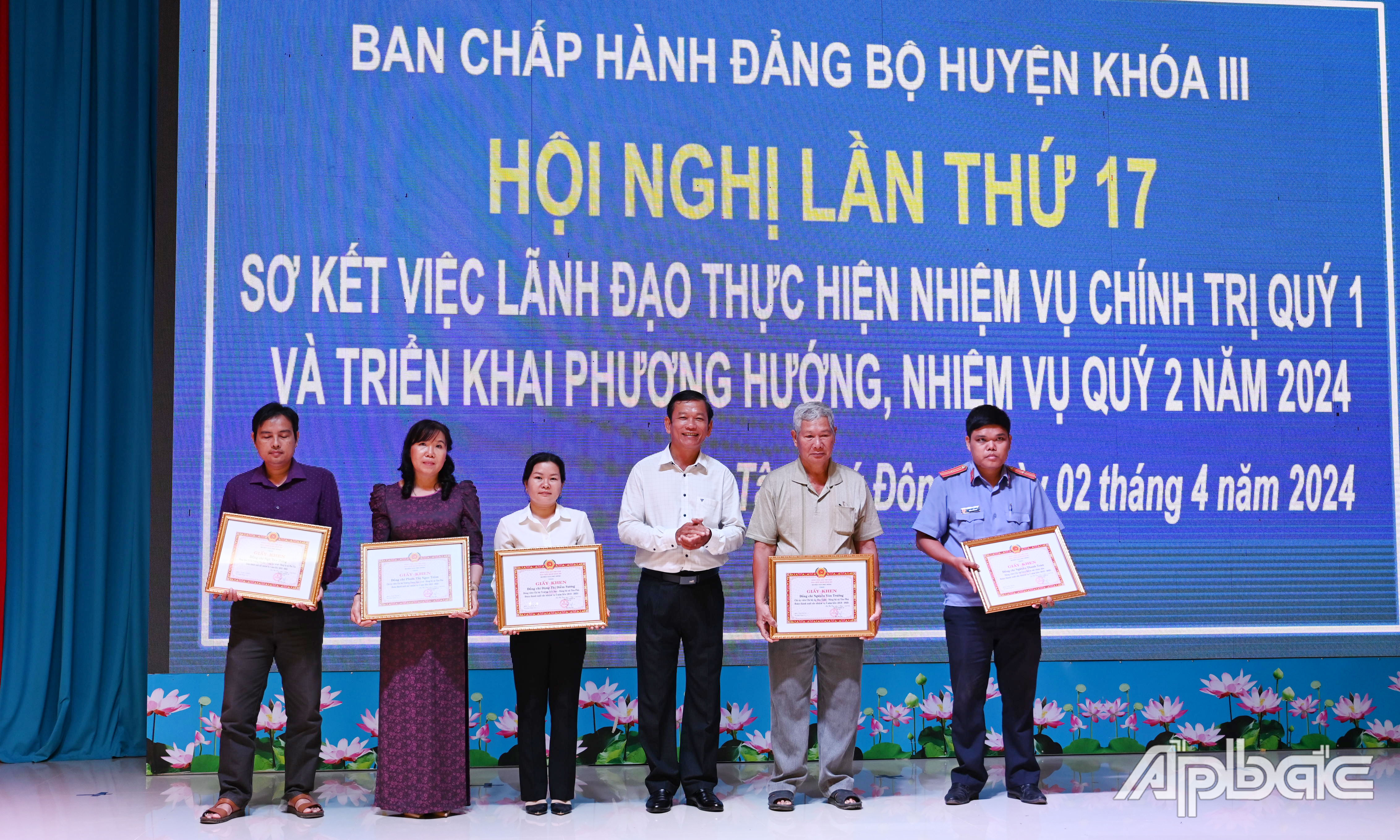 Khen thưởng 6 đảng viên hoàn thành xuất sắc nhiệm vụ 5 năm liền 2019-2023.