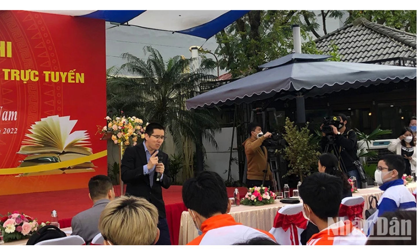 Nhà nghiên cứu Nguyễn Quốc Vương giao lưu với các bạn đọc trẻ.