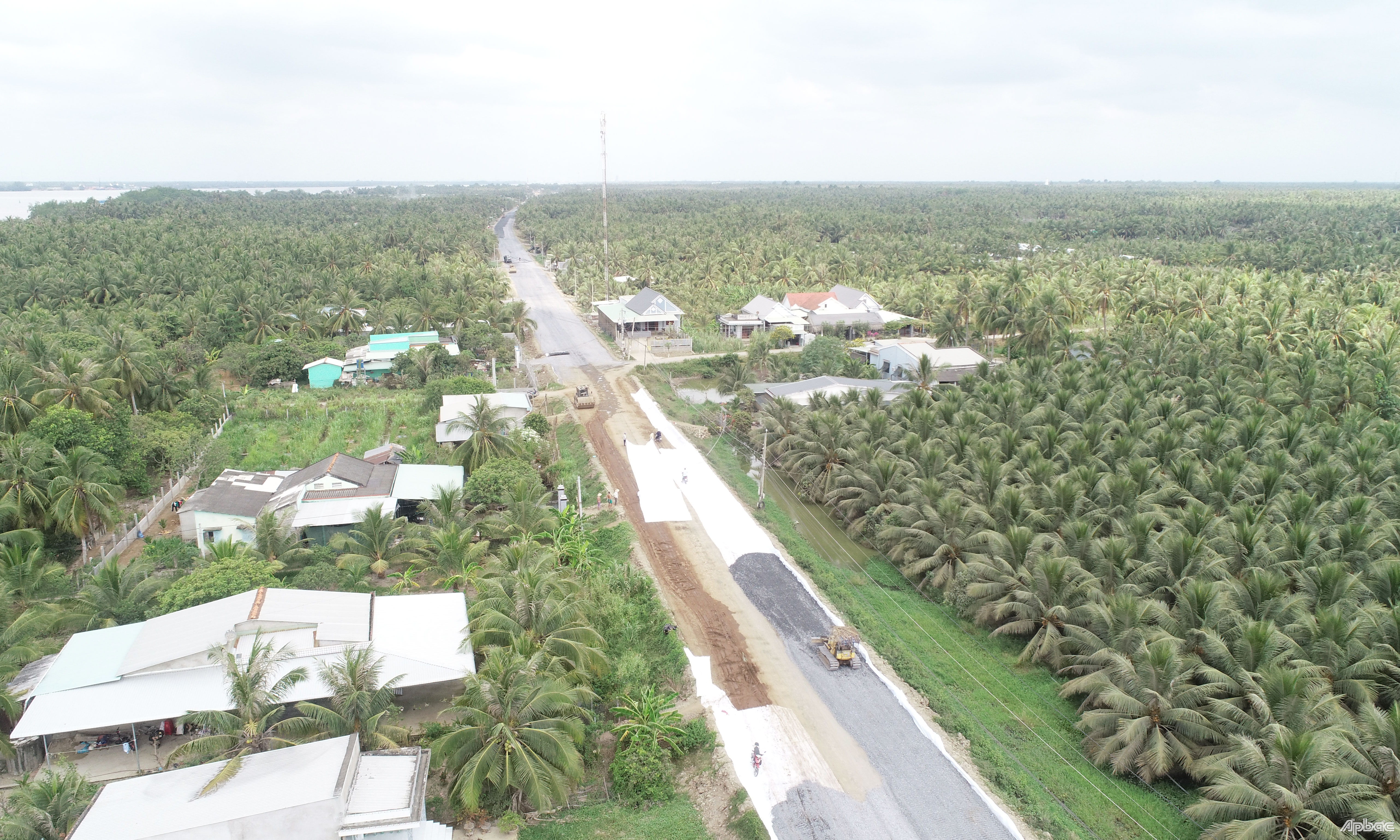 Vượt qua nhiều khó khăn, các nhà thầu thi công gói thầu từ cầu Chợ Gạo đến đường tỉnh 877B quyết tâm đưa gói thầu về đích trước 1 tháng.