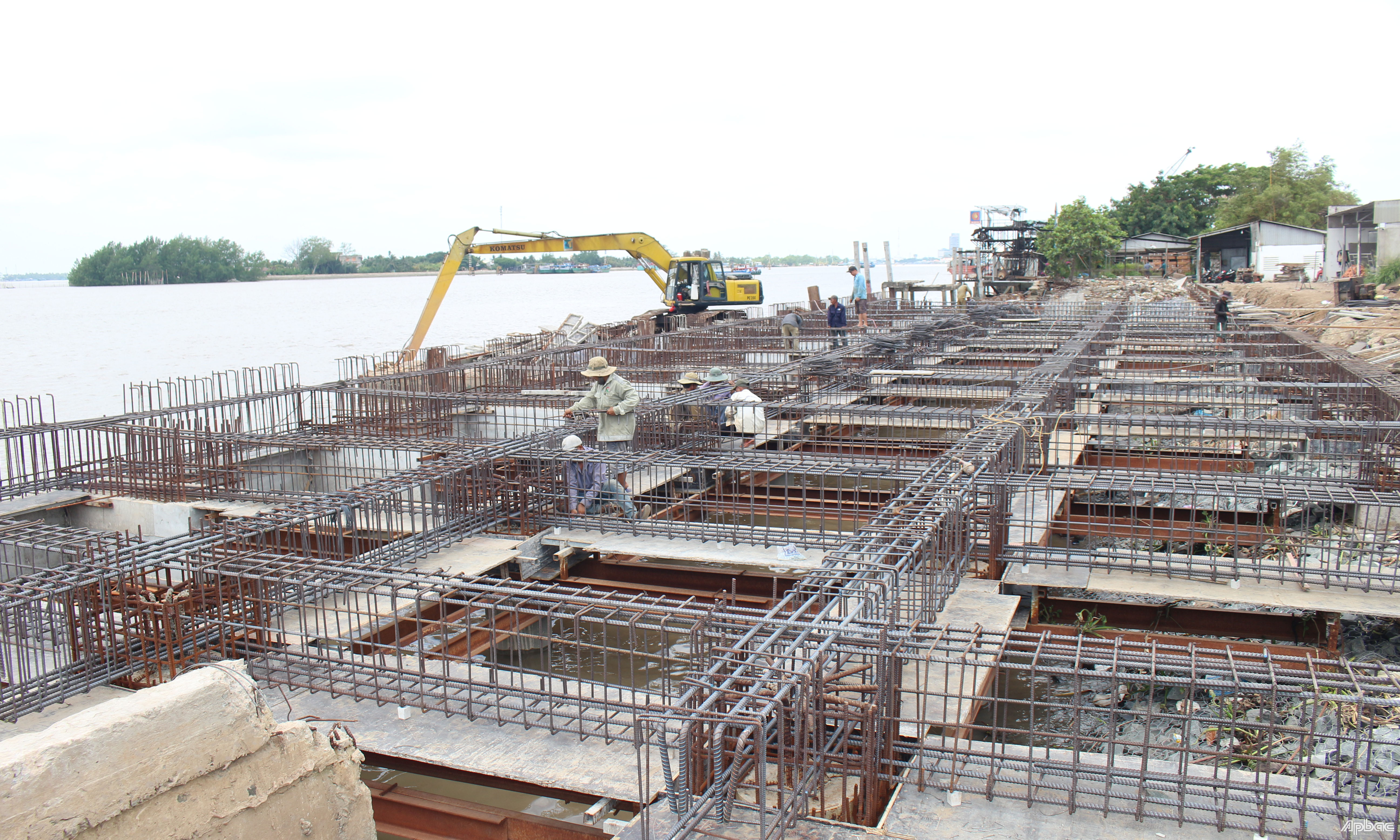 Nhà thầu đang tập trung đẩy nhanh tiến độ gói thầu thi công xây dựng đoạn từ Quốc lộ 50 đến cầu Chợ Gạo.