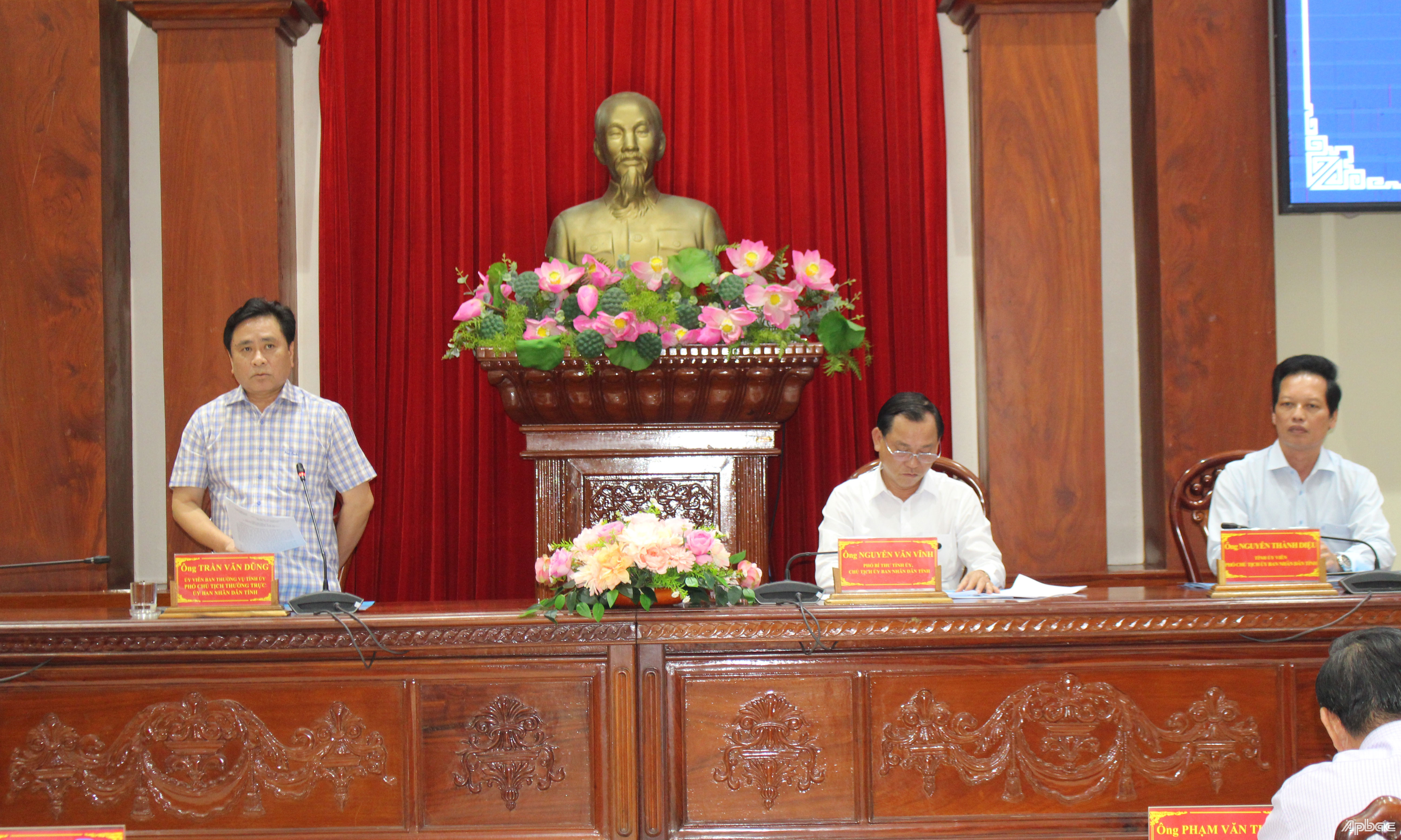 Phó Chủ tịch Thường trực UBND tỉnh Trần Văn Dũng phát biểu tại hội nghị.
