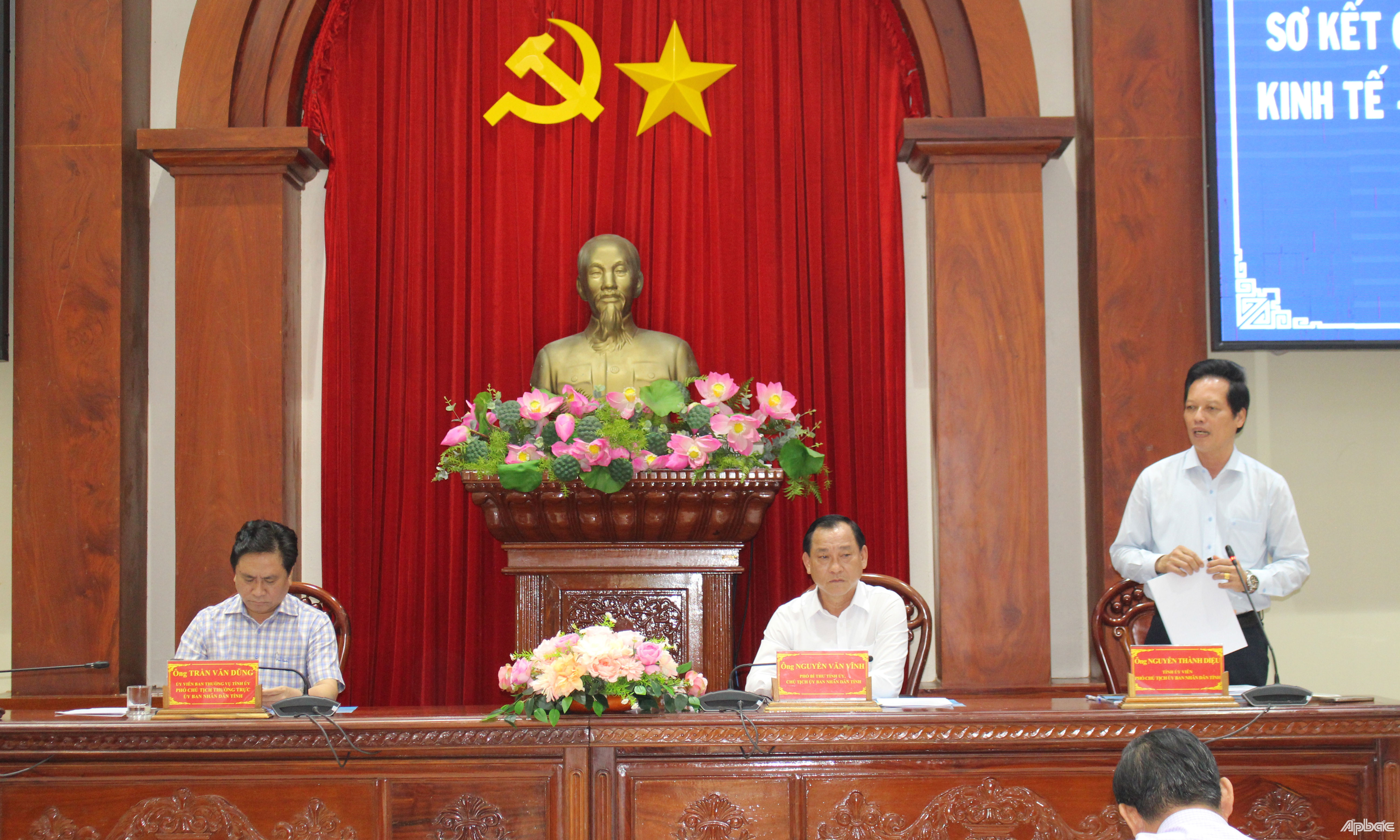 Phó Chủ tịch UBND tỉnh Nguyễn Thành Diệu phát biểu tại hội nghị.