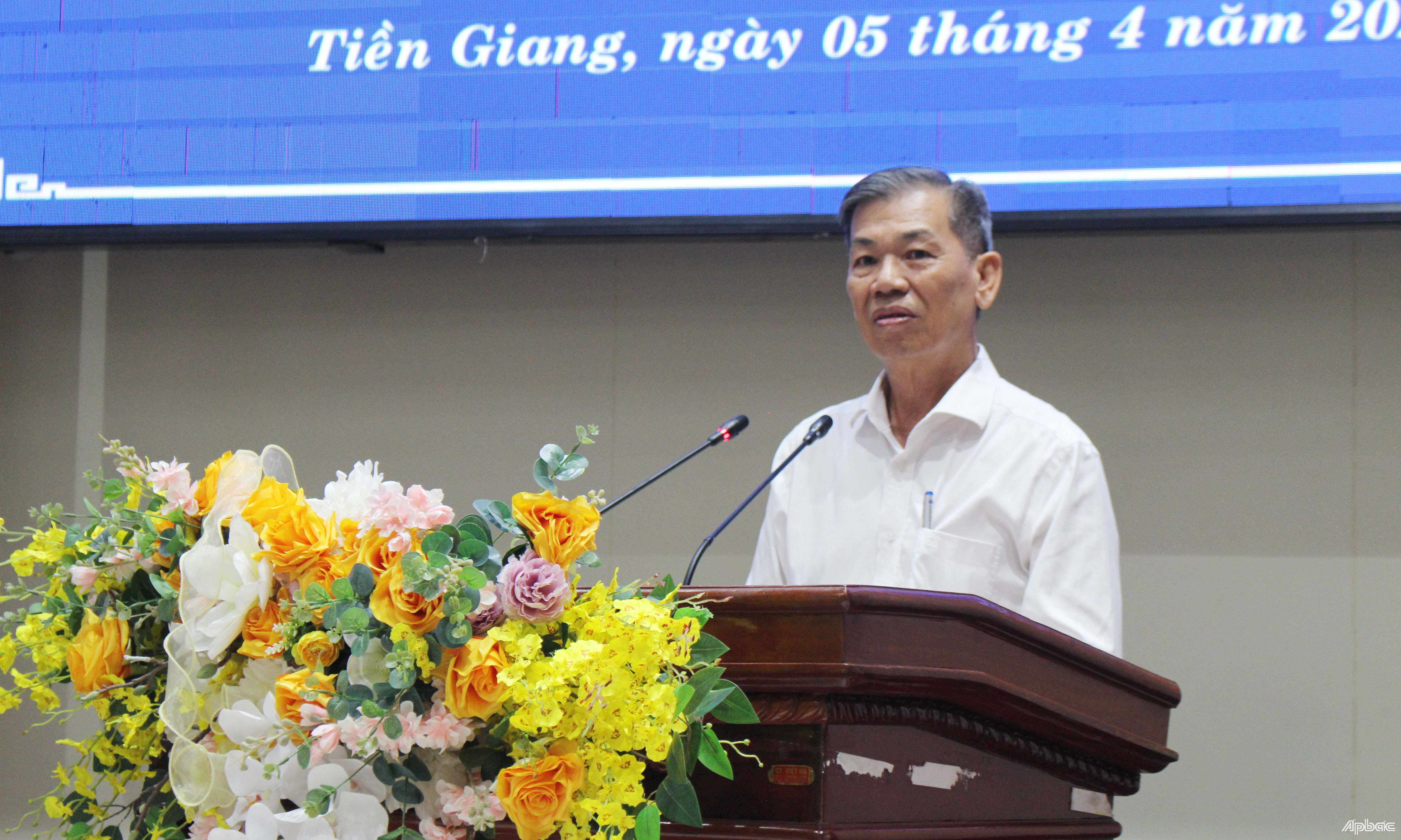 Giám đốc Sở Nông nghiệp và Phát triển nông thôn Nguyễn Văn Mẫn báo cáo về tình hình hạn, mặn.