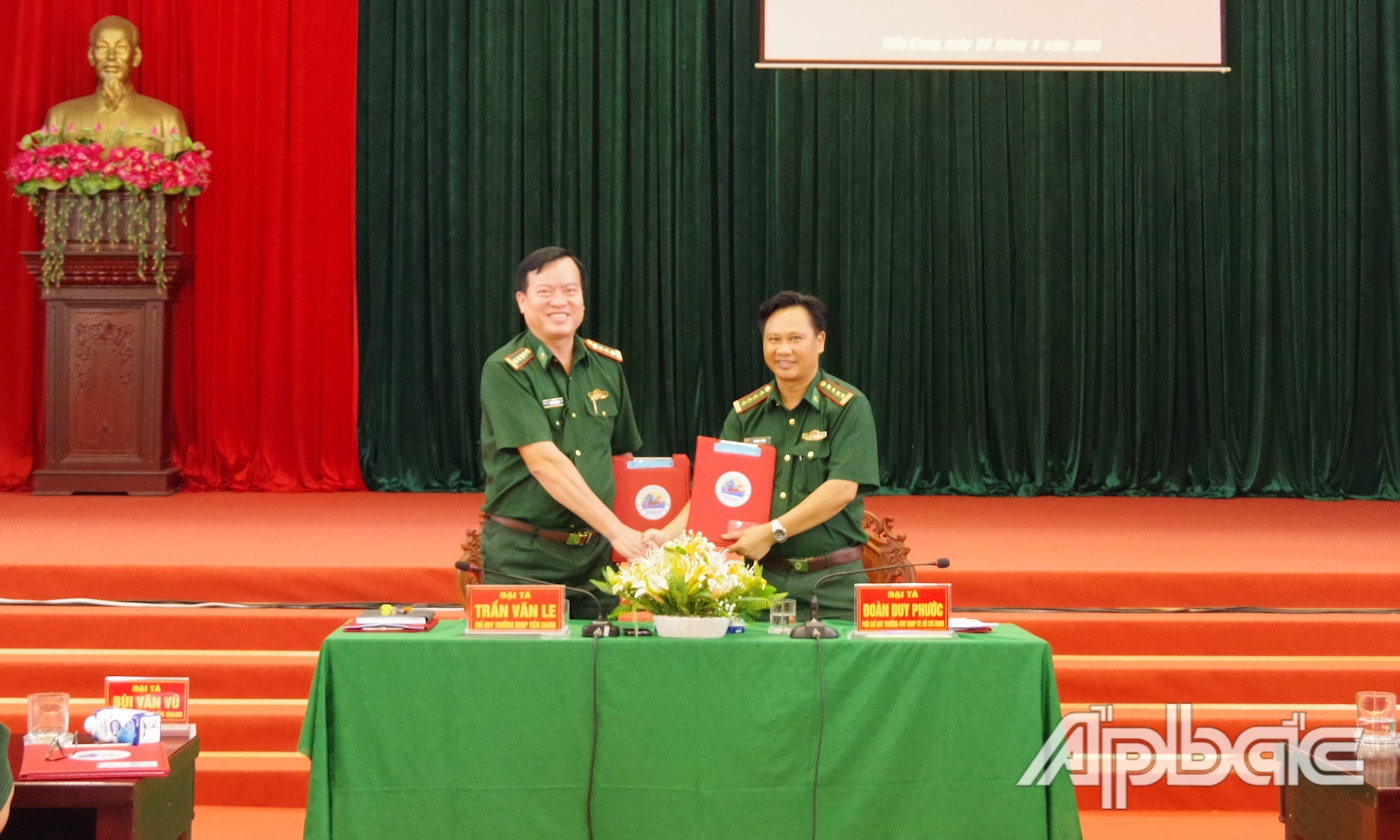 Đại tá Trần Văn Le, Chỉ huy trưởng BĐBP tỉnh Tiền Giang và Đại tá Đoàn Duy Phước, Phó Chỉ huy trưởng kiêm Tham mưu trưởng BĐBP TP. Hồ Chí Minh ký kết kế hoạch phối hợp hiệp đồng bảo vệ khu vực tiếp giáp.