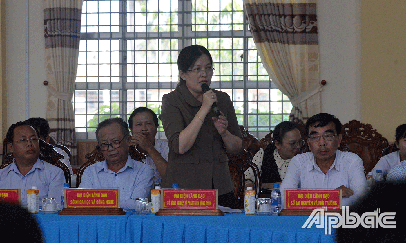 Lãnh đạo các sở, ngành tỉnh giải đáp các kiến nghị của huyện.