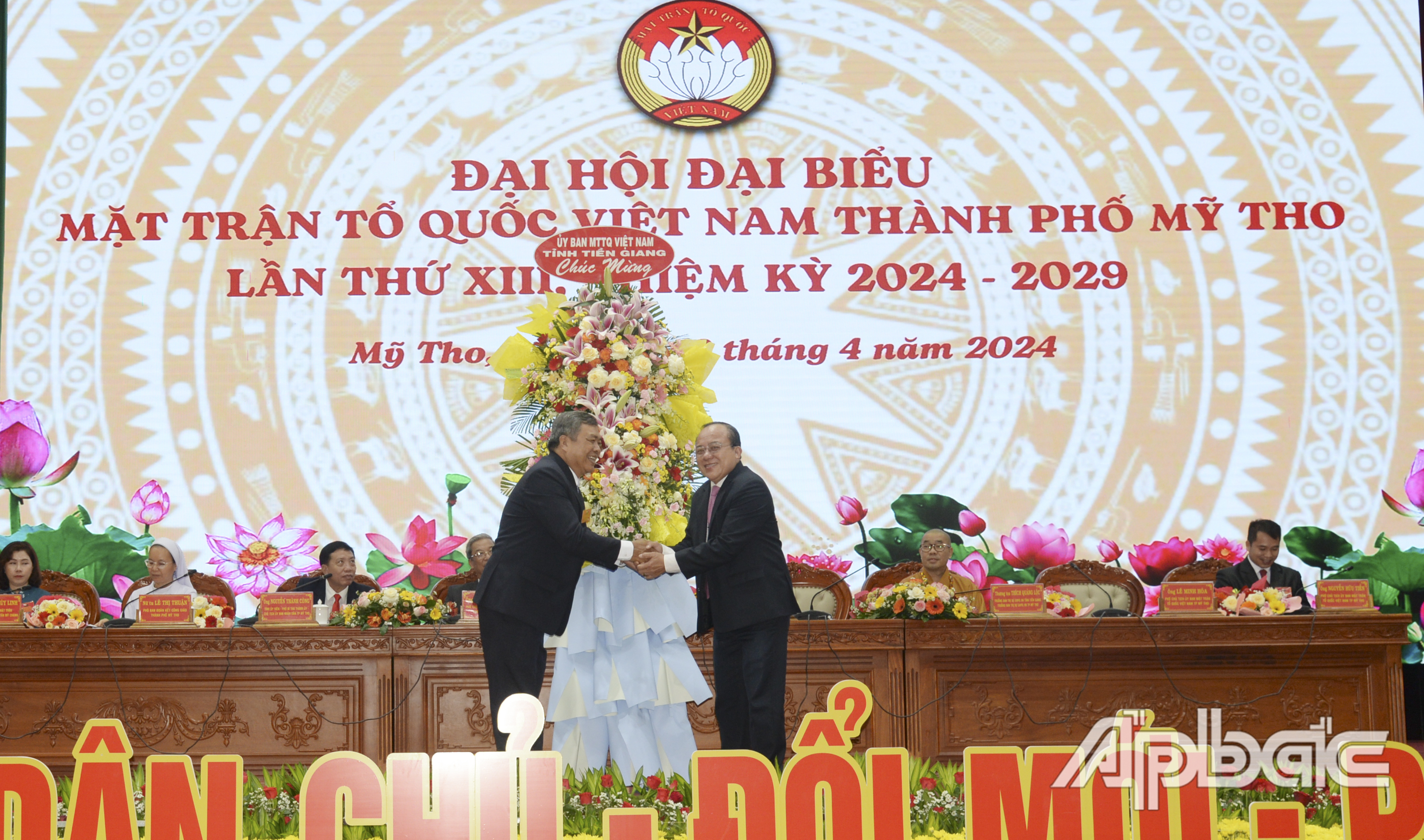 Đồng chí Nguyễn Chí Trung, Chủ tịch Ủy ban MTTQ Việt Nam tỉnh Tiền Giang trao hoa chúc mừng đại hội