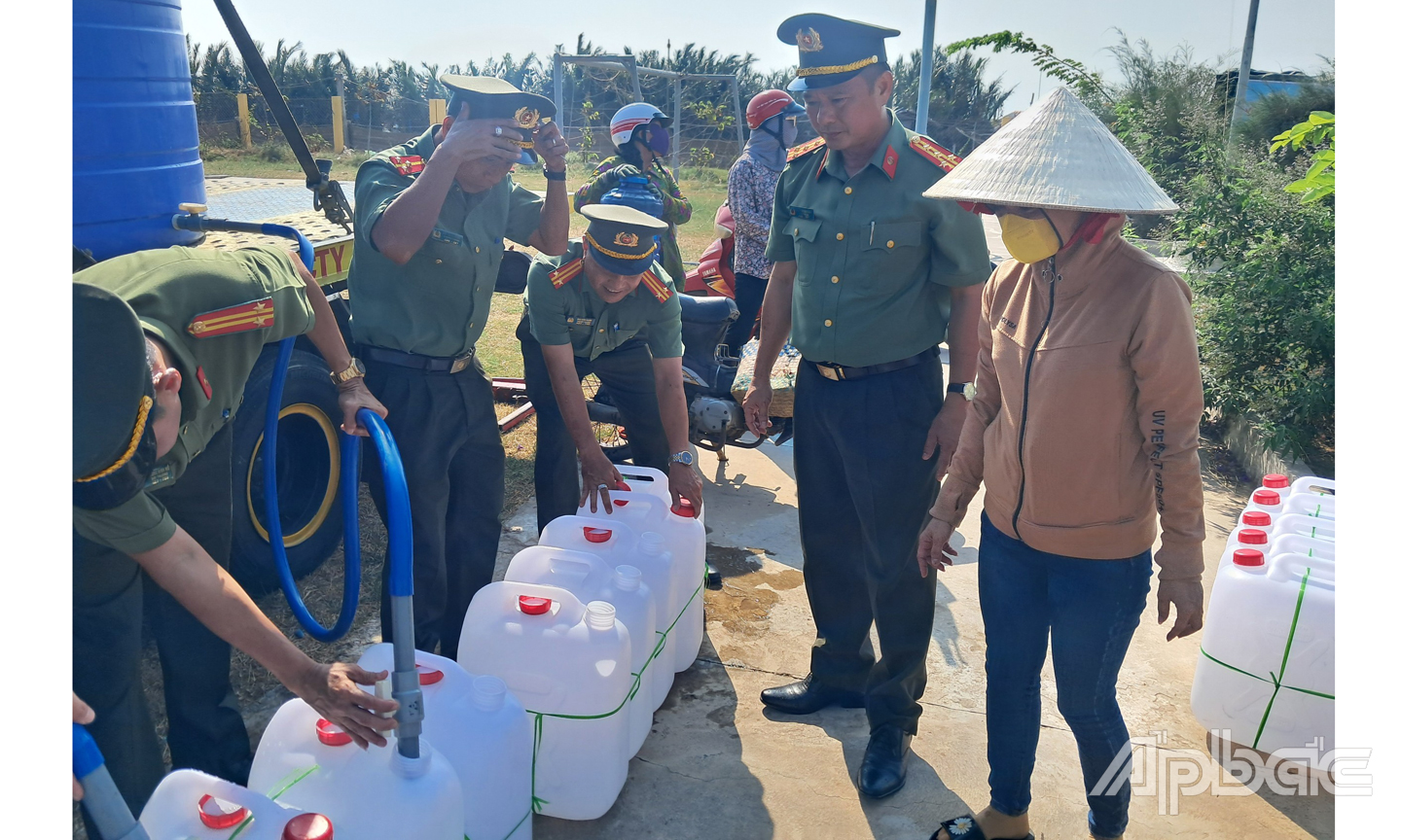 Đại tá Nguyễn Hồng Khắc, Phó Giám đốc Công an tỉnh Tiền Giang đến địa bàn cơ sở chỉ đạo cán bộ, chiến sĩ thực hiện chương trình “Nghĩa tình ngày hạn, mặn” và động viên người dân nỗ lực vượt qua khó khăn. Ảnh: Lê Hoài.