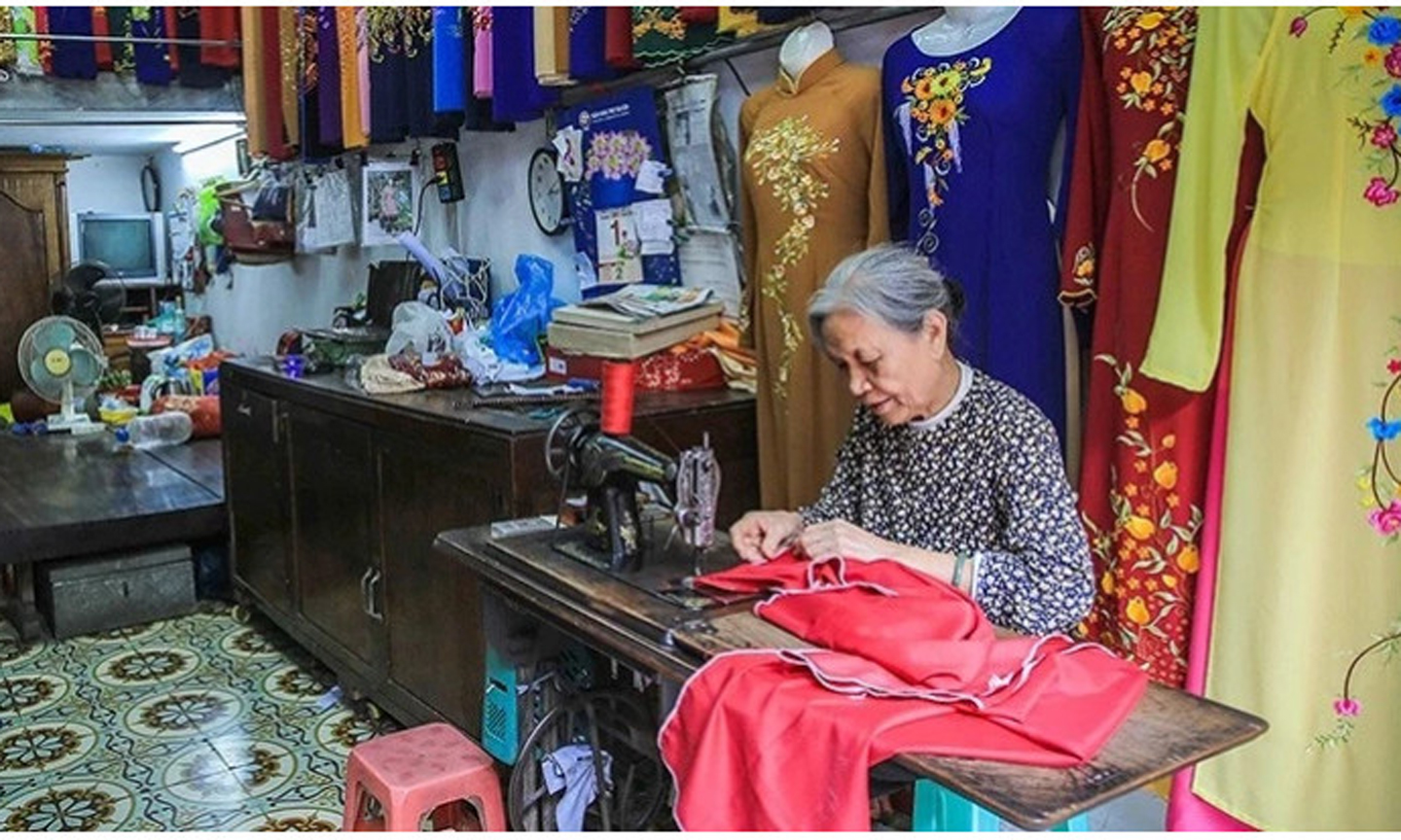 Một cửa hiệu may áo dài ở phố Lương Văn Can (Hà Nội) xuất phát từ làng nghề may Trạch Xá.