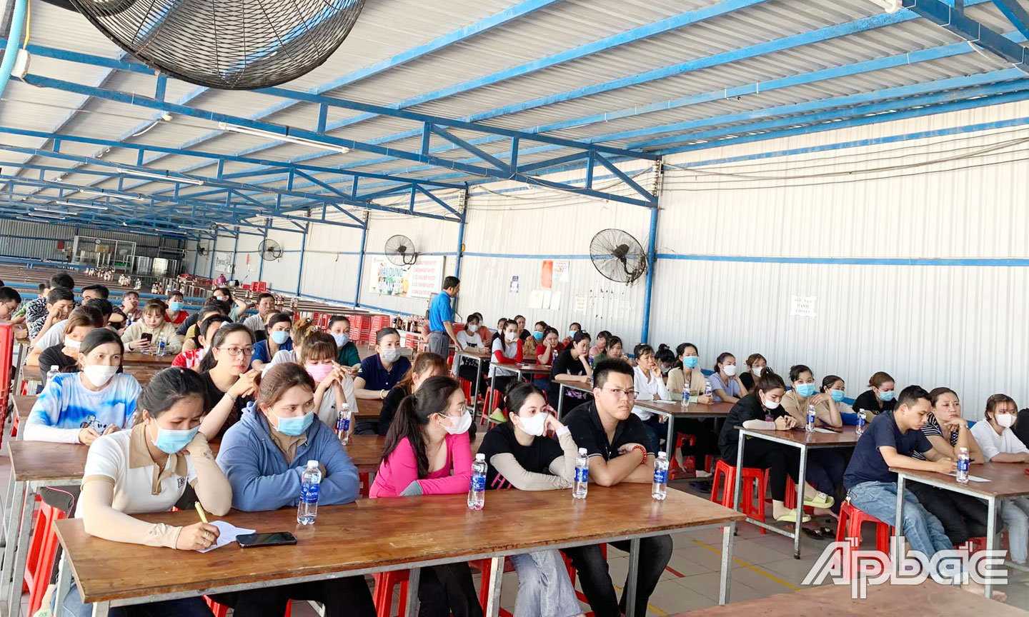 LĐLĐ TP. Mỹ Tho tổ chức tư vấn pháp luật trực tiếp cho CNLĐ tại Công ty TNHH MTV Choi&Shin’s Vina.