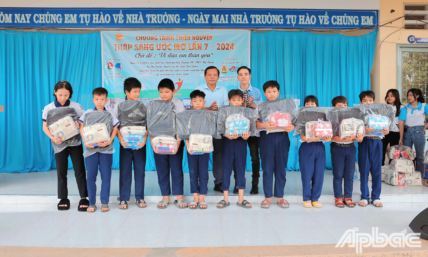 chương trình Thắp Sáng Ước Mơ lần 7 năm 2024, với chủ đề: “Vì Đàn Em Thân Yêu” tại Trường TH - THCS Mỹ Trung, huyện Cái Bè.