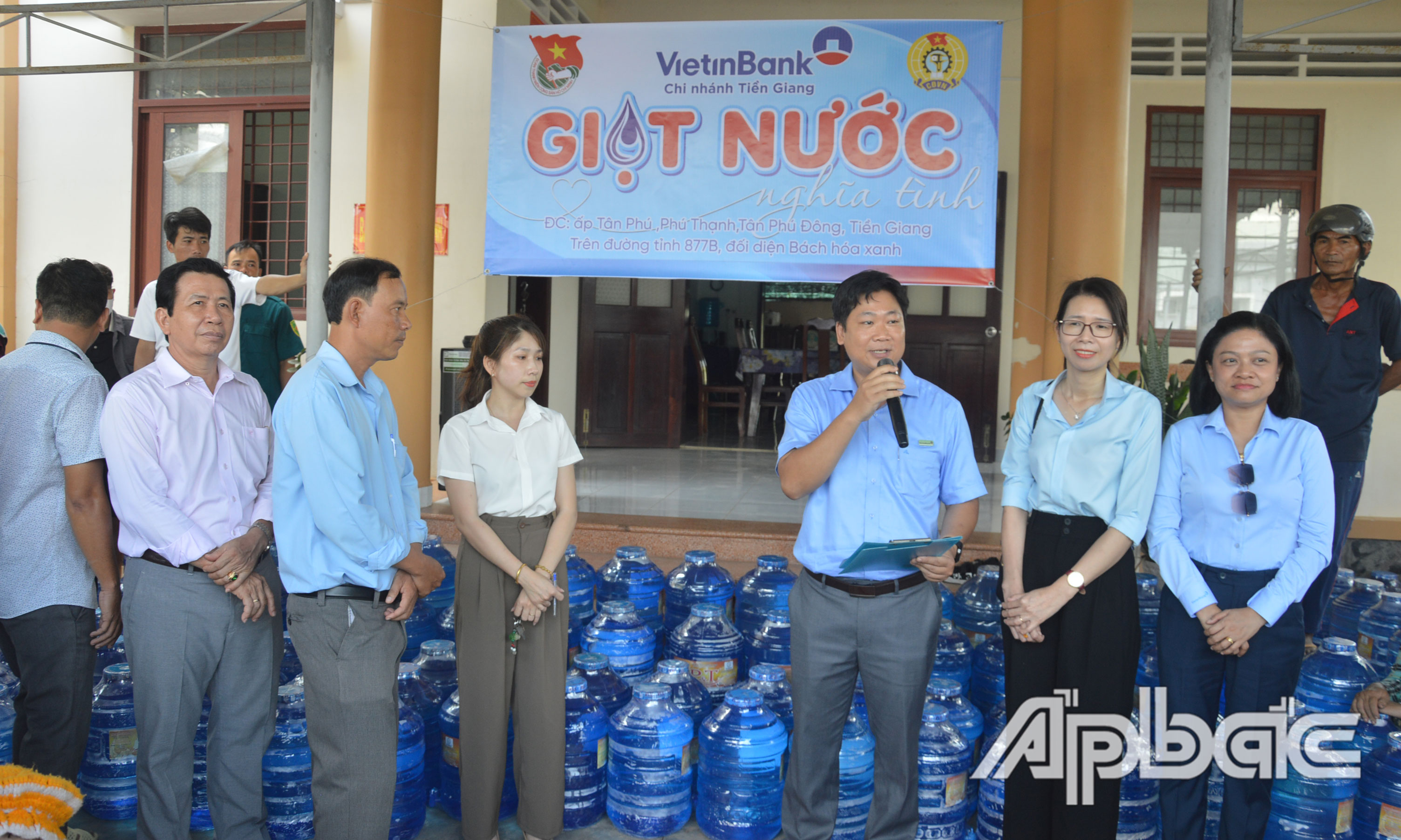 Ông Từ Thiên Toàn, Giám đốc VietinBank Tiền Giang phát biểu tại buổi trao tặng bình nước uống cho người dân xã Phú Thạnh.