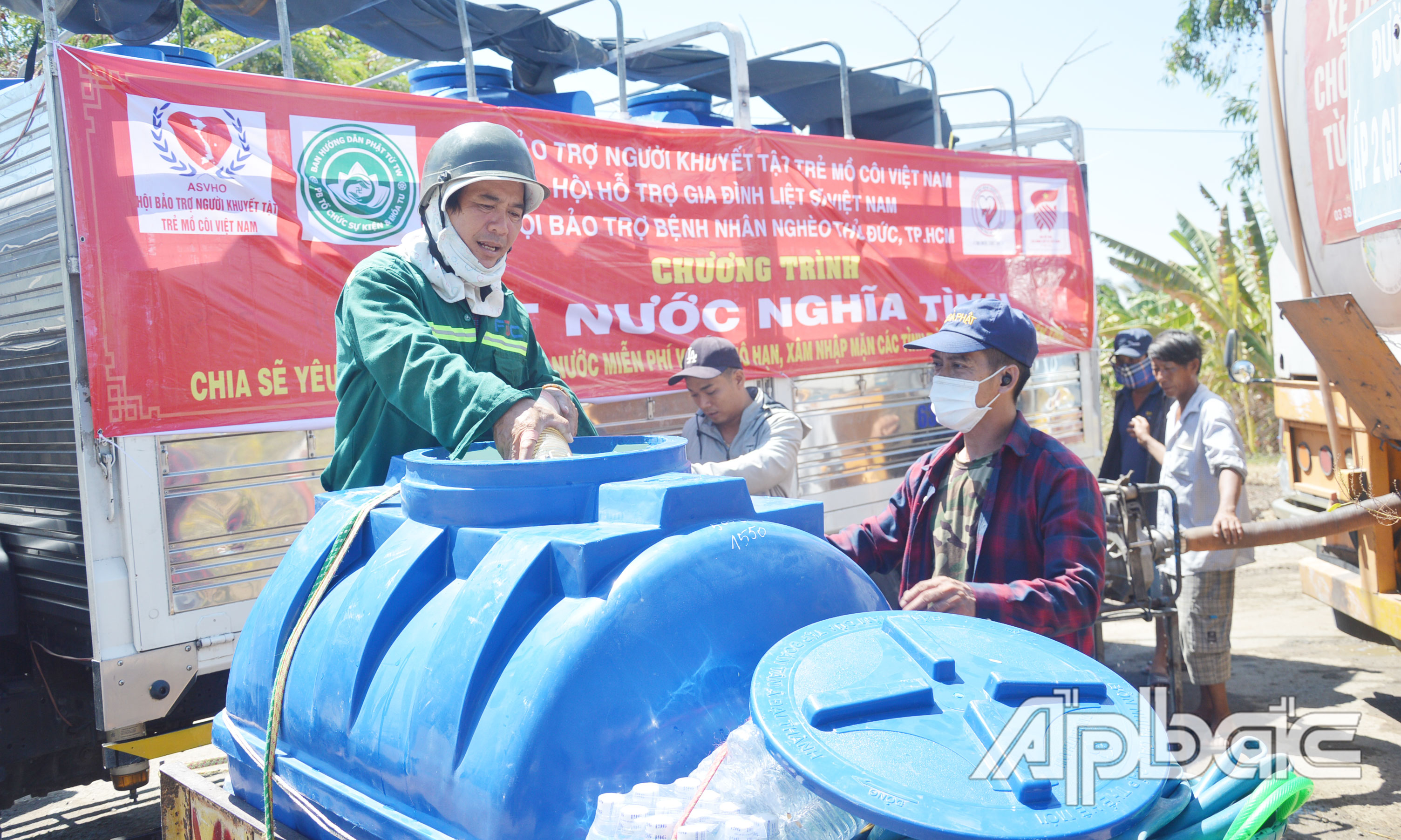 Sau thời gian túc trực để chờ đến lượt lấy nước từ các xe chở nước từ thiện tập kết tại Đền thờ Anh hùng dân tộc Trương Định (xã Gia Thuận, huyện Gò Công Đông), đến hơn 13 giờ, trong cái nắng như “đổ lửa”, anh Đạt bơm đầy nước vào bồn chứa 1 m3 bắt đầu hành trình chở nước sinh hoạt miễn phí cho những người già neo đơn.
