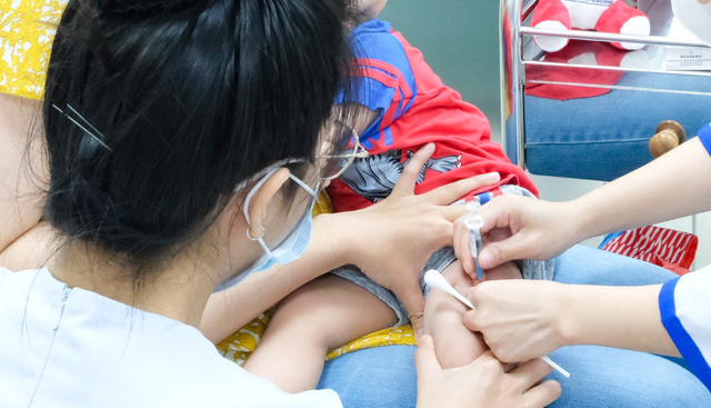 Viện Vệ sinh dịch tễ Trung ương vừa chuyển 500.000 liều vaccine 5 trong 1 tới các viện pasture trên cả nước.Ảnh: VGP/HM