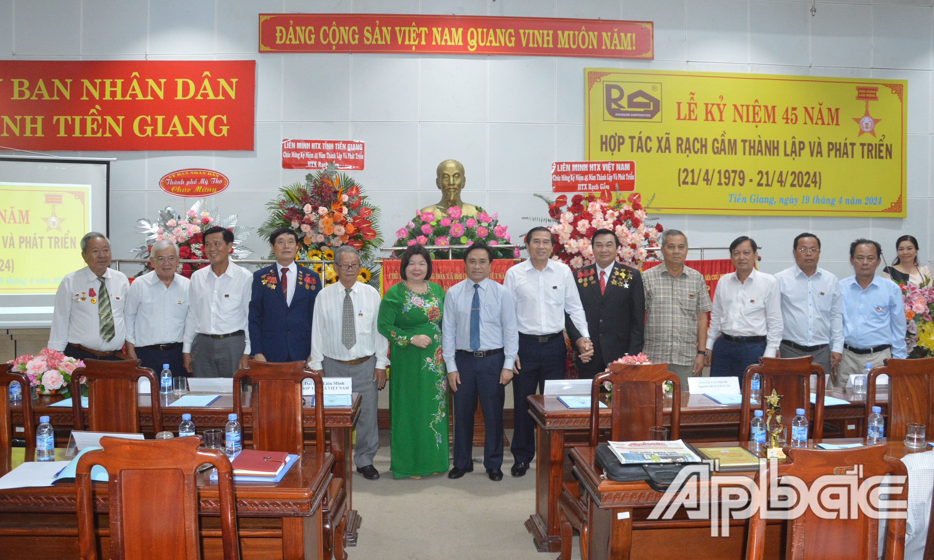 Các đại biểu chụp hình lưu niệm.
