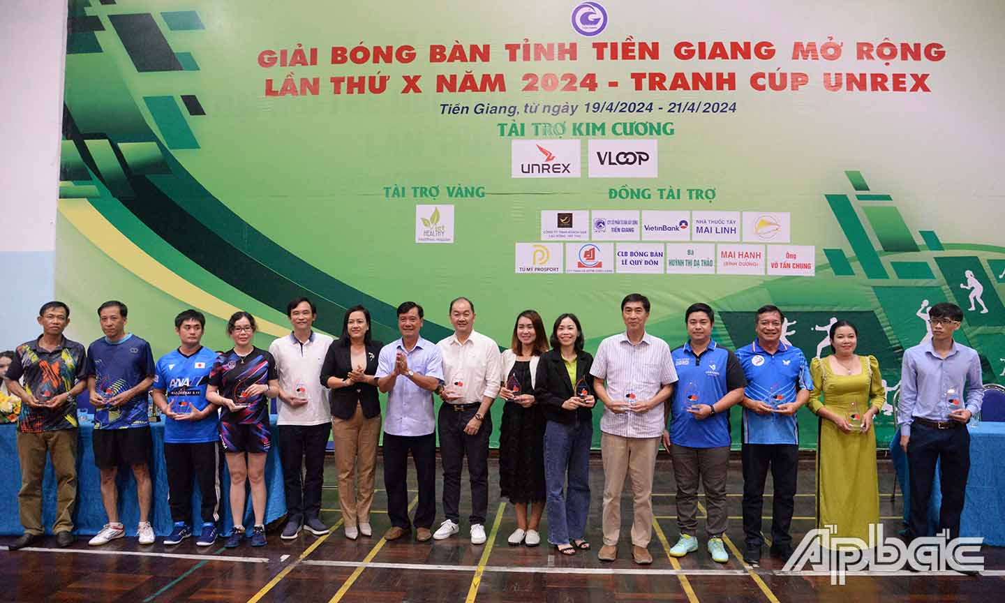 Ban Tổ chức tặng quà lưu niệm cho các đơn vị tài trợ.