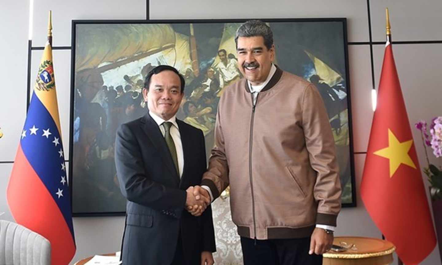 Deputy PM Tran Luu Quang (L) and President of Venezuela Nicolás Maduro Moros. (Photo: VNA).