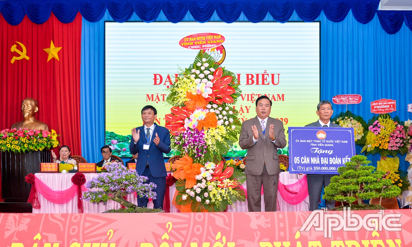 Phó Chủ tịch Ủy ban MTTQ Việt Nam tỉnh Tiền Giang Lê Văn Liễng tặng hoa và trao Bảng tượng trưng xây nhà Đại đoàn kết, trị giá 250 triệu đồng cho Ủy ban MTTQ Việt Nam TX. Cai Lậy.