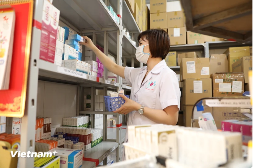 Nhân viên y tế làm công tác cấp phát thuốc tại một bệnh viện. (Ảnh: M.Q/Vietnam+)