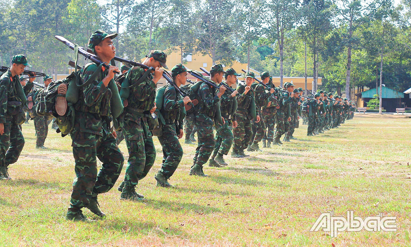 Cán bộ, chiến sĩ sẵn sàng cơ động khi có tình huống.
