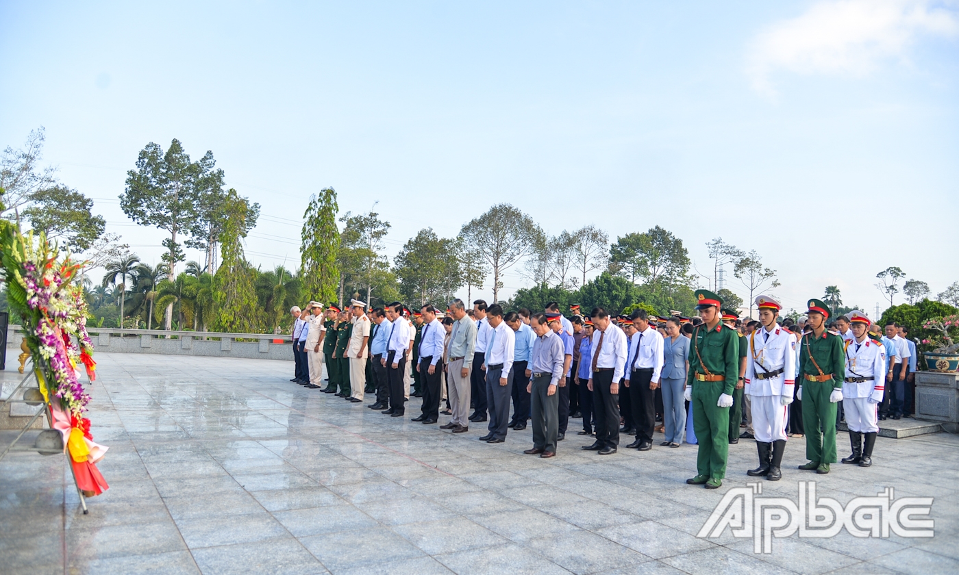 Đoàn dành 1 phút mặc niệm tưởng nhớ công ơn các Anh hùng Liệt sĩ.