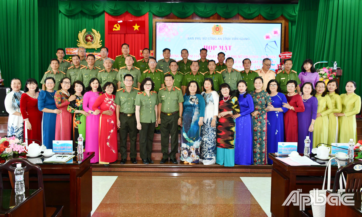 Đại biểu dự họp mặt chụp ảnh lưu niệm. Ảnh: TRỌNG TÍN.