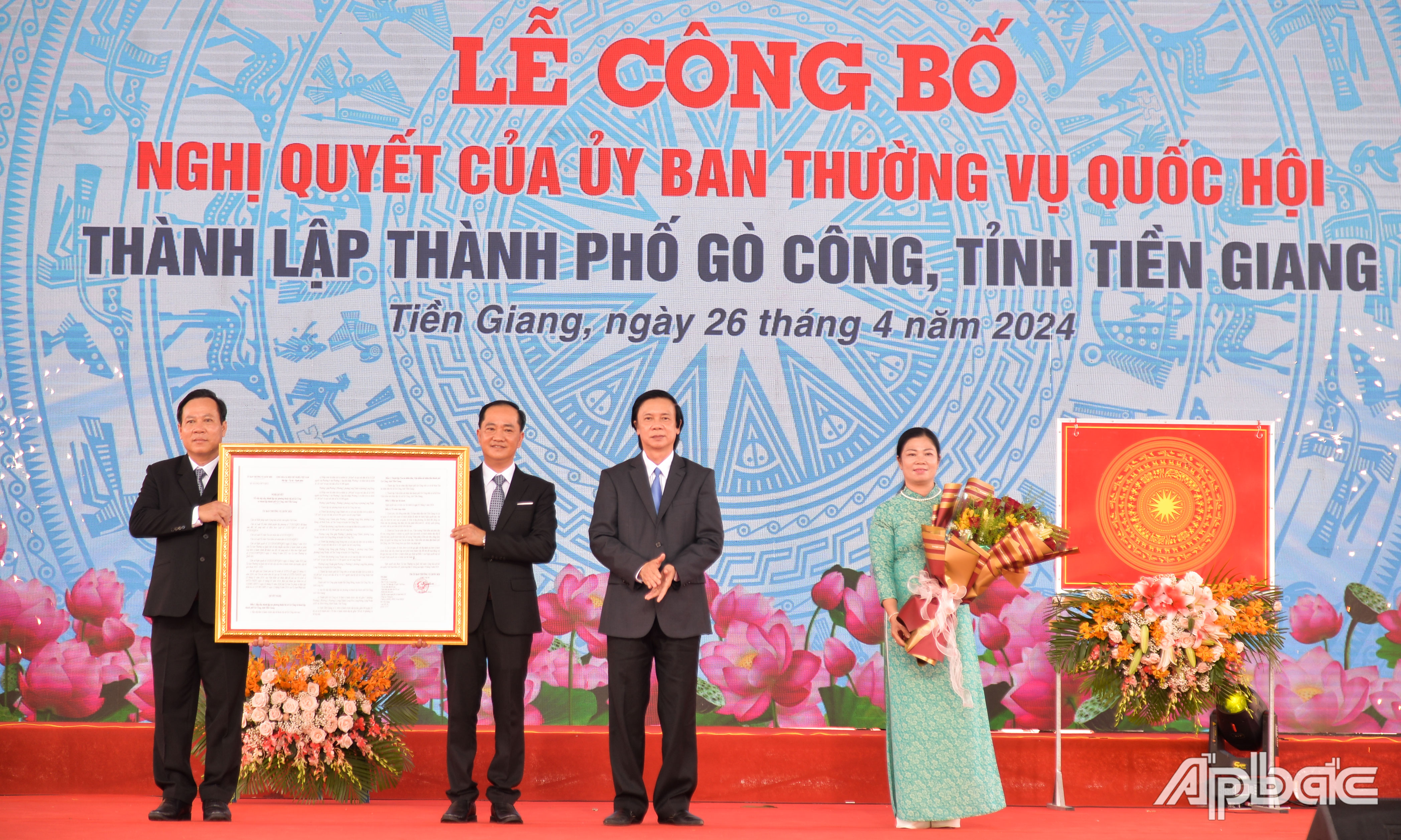 Đồng chí Nguyễn Văn Danh thừa ủy quyền của Ủy ban Thường vụ Quốc hội trao Nghị quyết thành lập thành phố Gò Công, tỉnh Tiền Giang.