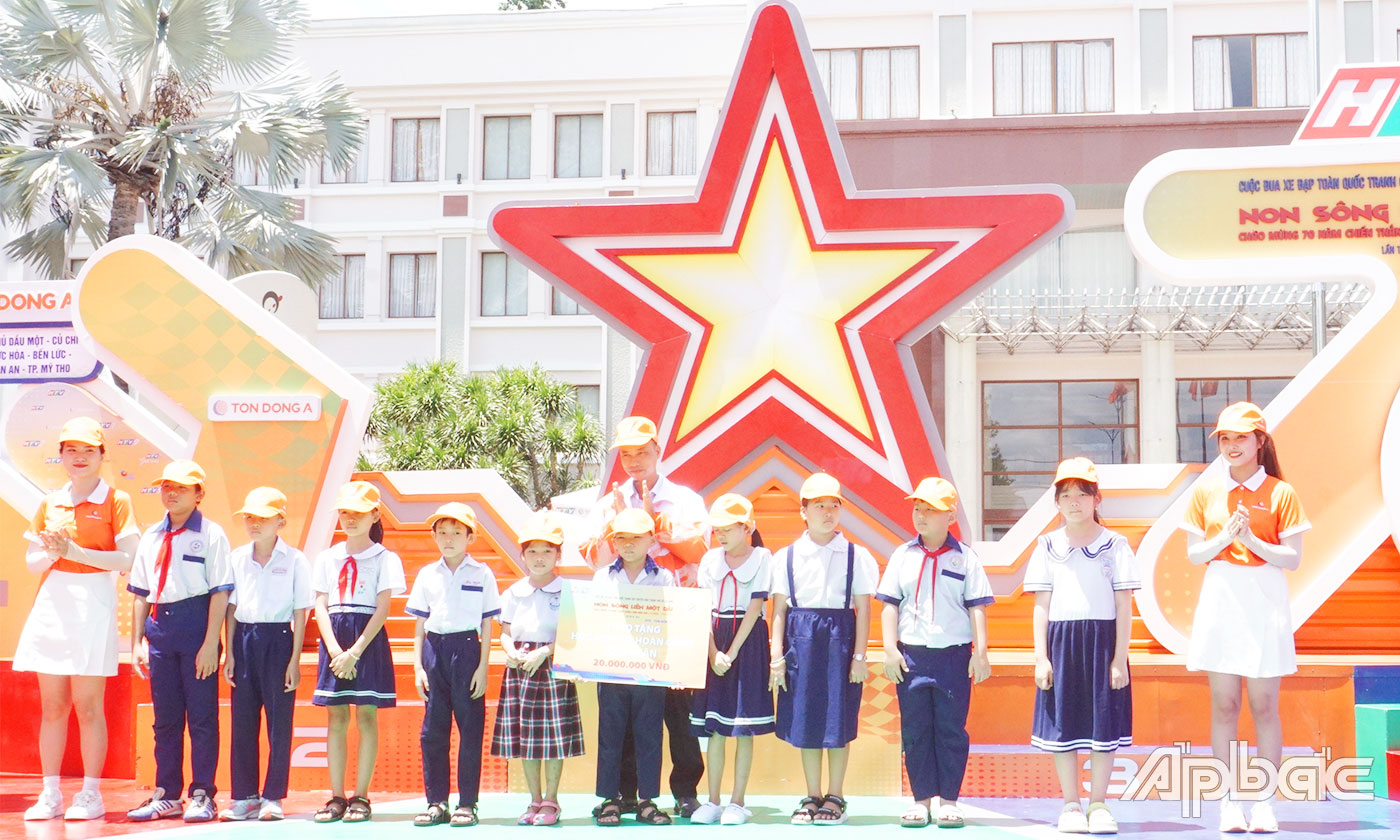 Nhà tài trợ Tôn Đông Á trao học bổng trị giá 20 triệu đồng cho các em học sinh có hoàn cảnh khó khăn trên địa bàn tỉnh. 