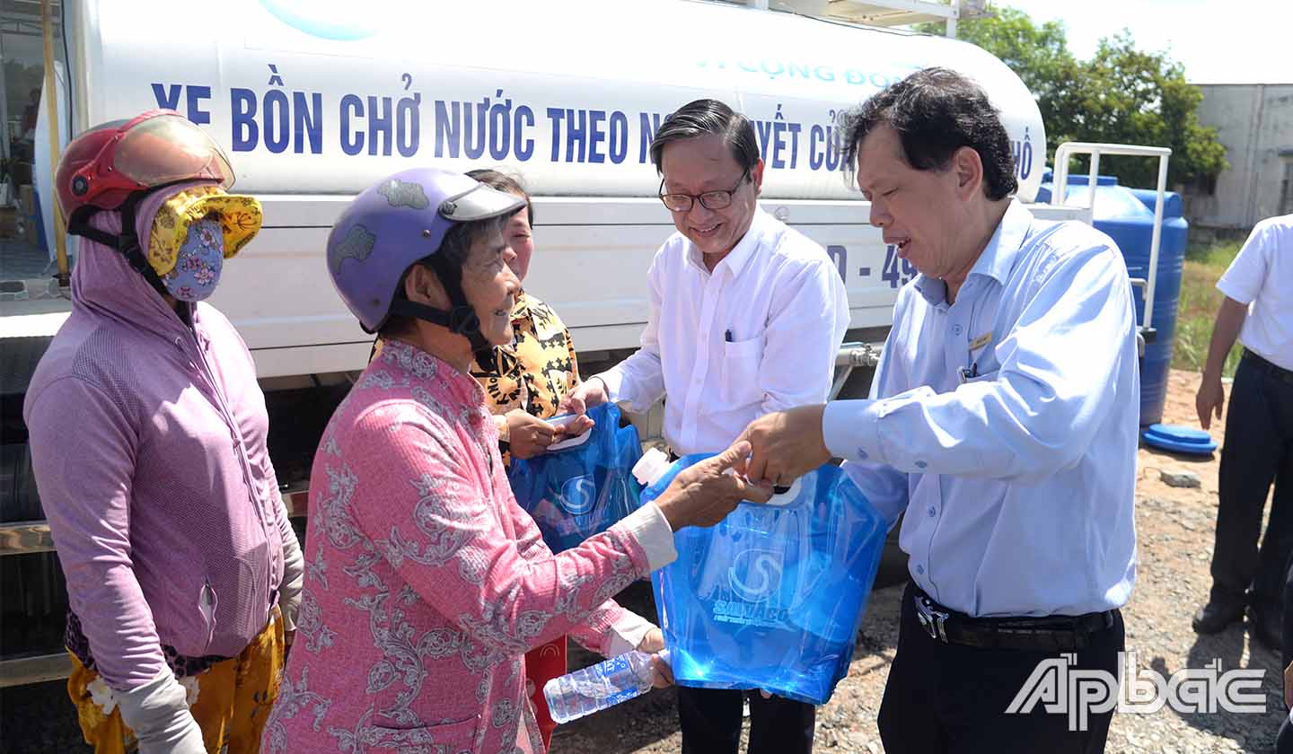 Cấp nước sạch miễn phí cho người dân.
