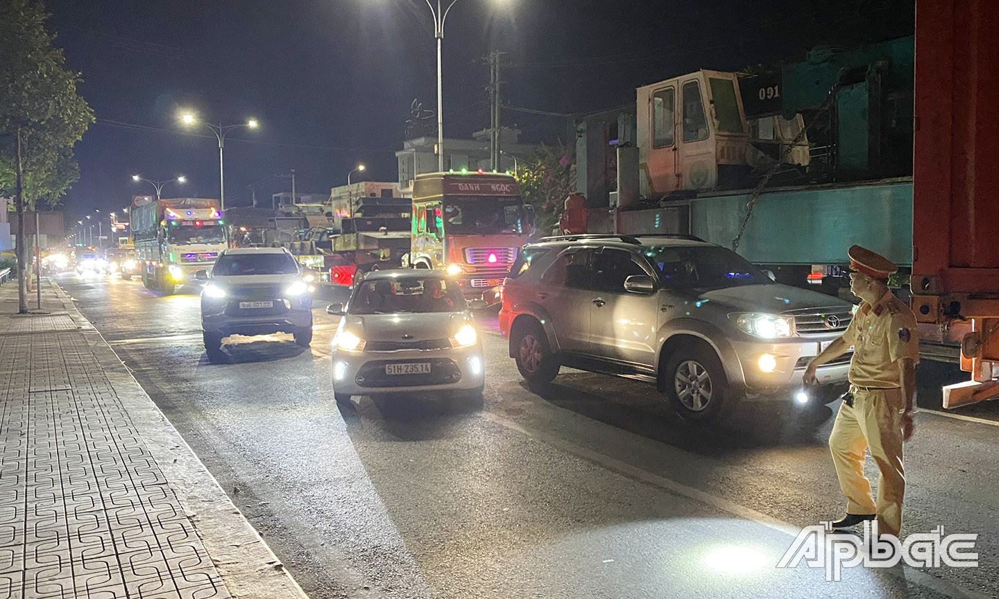 Các phương tiện trên 3 trục khuyến cáo nên ôm sát len trái, phương tiện ô tô lưu thông len giữa để qua cầu.