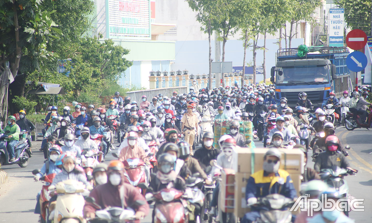 Biển người nối đuôi nhau qua cầu Rạch Miễu.
