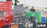 Đong đầy nghĩa tình mùa hạn, mặn