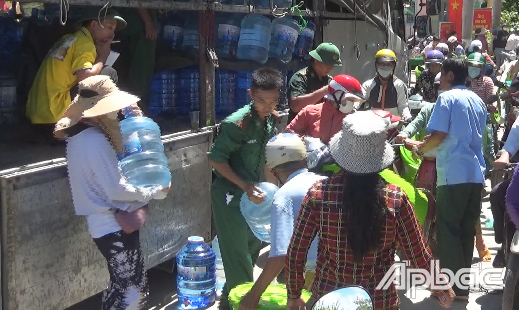 Cấp phát nước cho người dân.