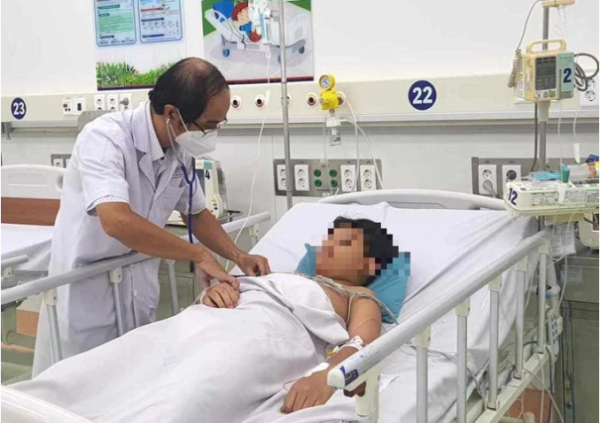 Một bệnh nhi nghi ngộ độc bánh mì đang điều trị tại Bệnh viện Nhi đồng 1 TPHCM.