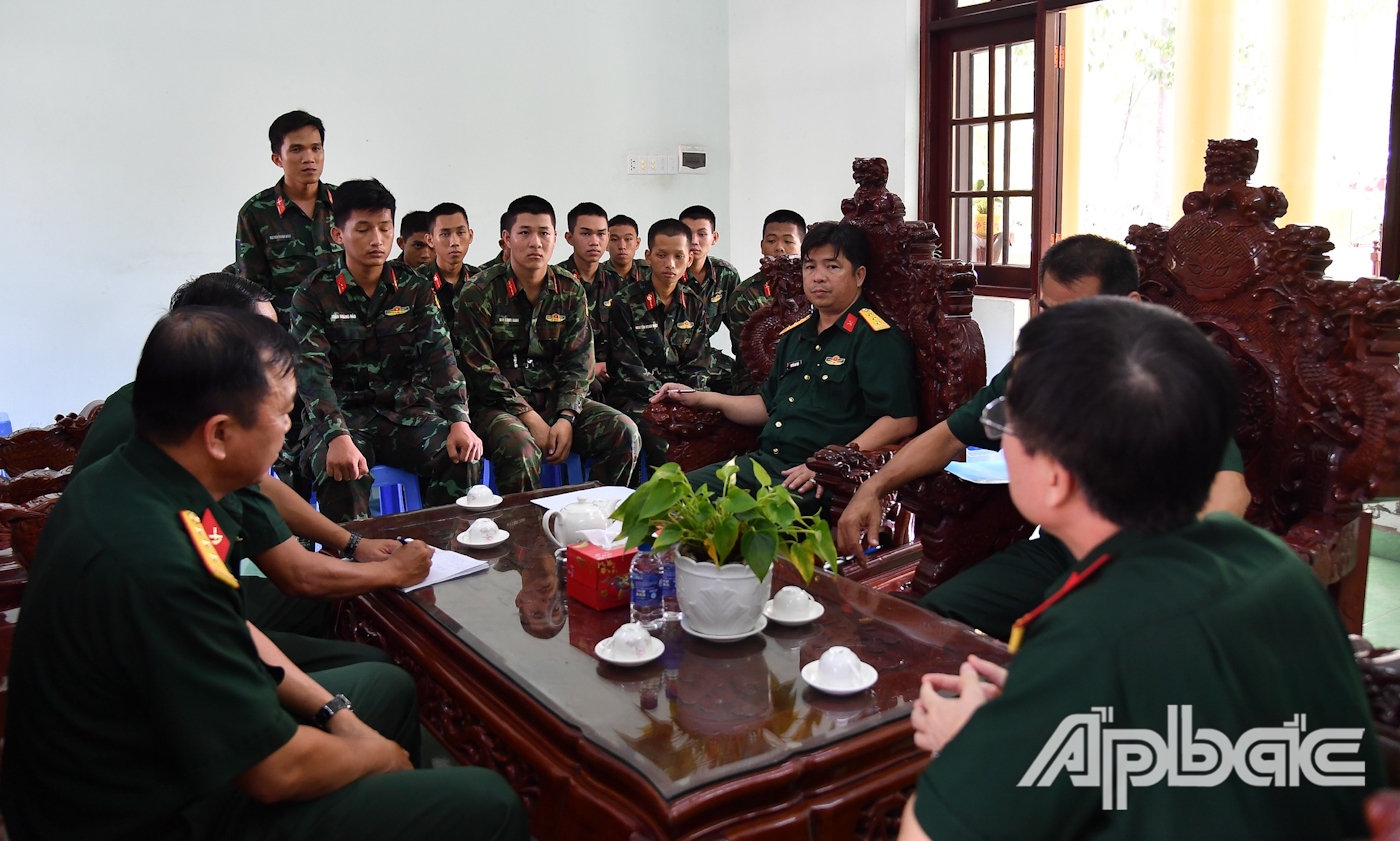Đoàn kiểm tra nhận thức về công tác phòng, chống say nắng, say nóng của cán bộ, chiến sĩ tại Trung đoàn 924.