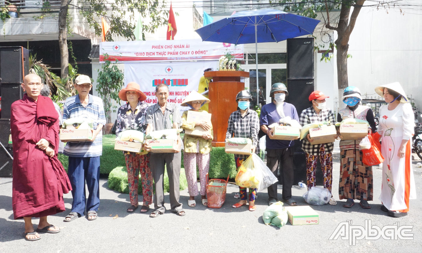 Trao quà cho công nhân, lao động, người dân có hoàn cảnh khó khăn.