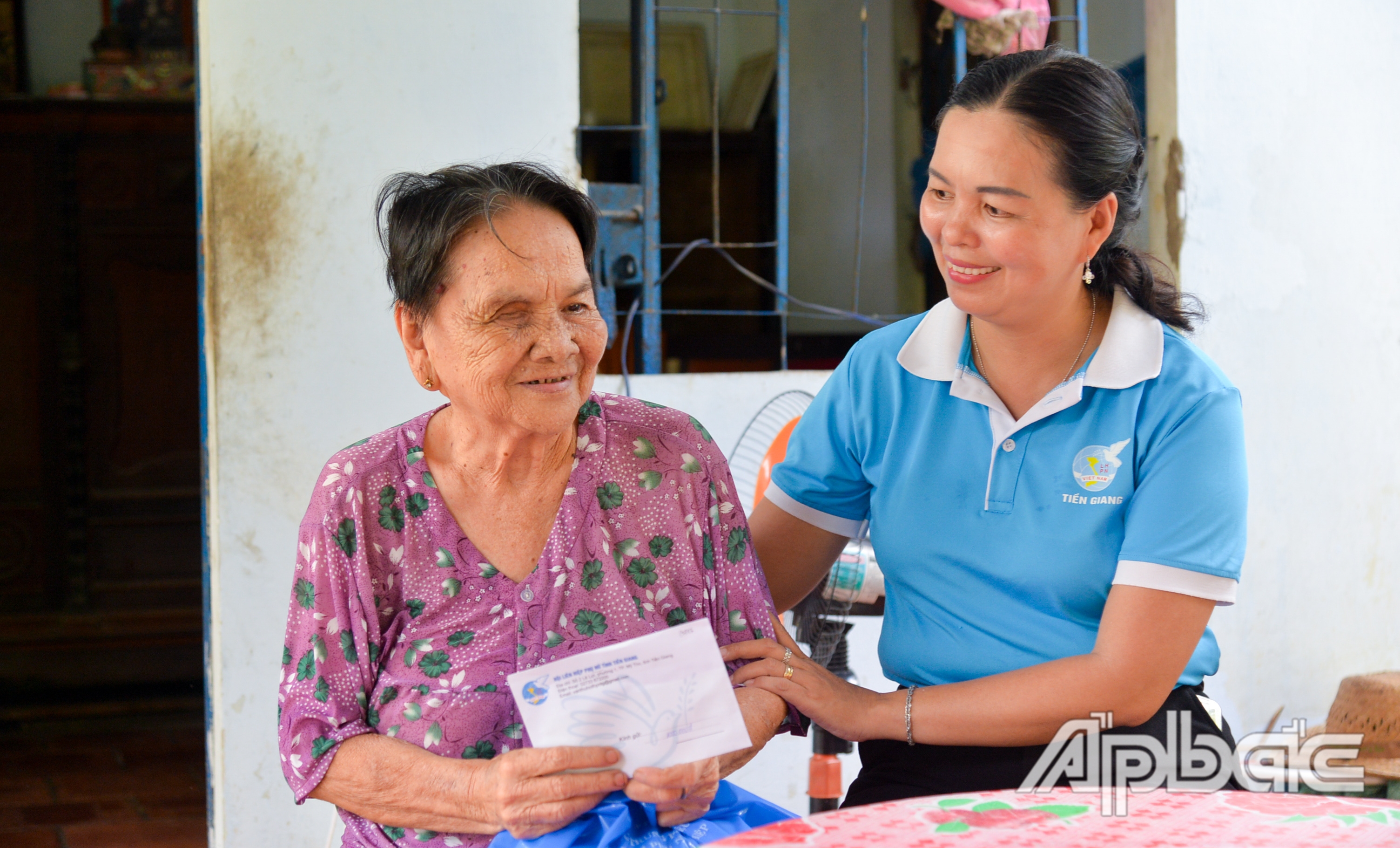 Đồng chí Nguyễn Thị Kim Phượng, Chủ tịch Hội LHPN tỉnh Tiền Giang trao quà cho bà Phan Thị Sáu, vợ liệt sĩ.