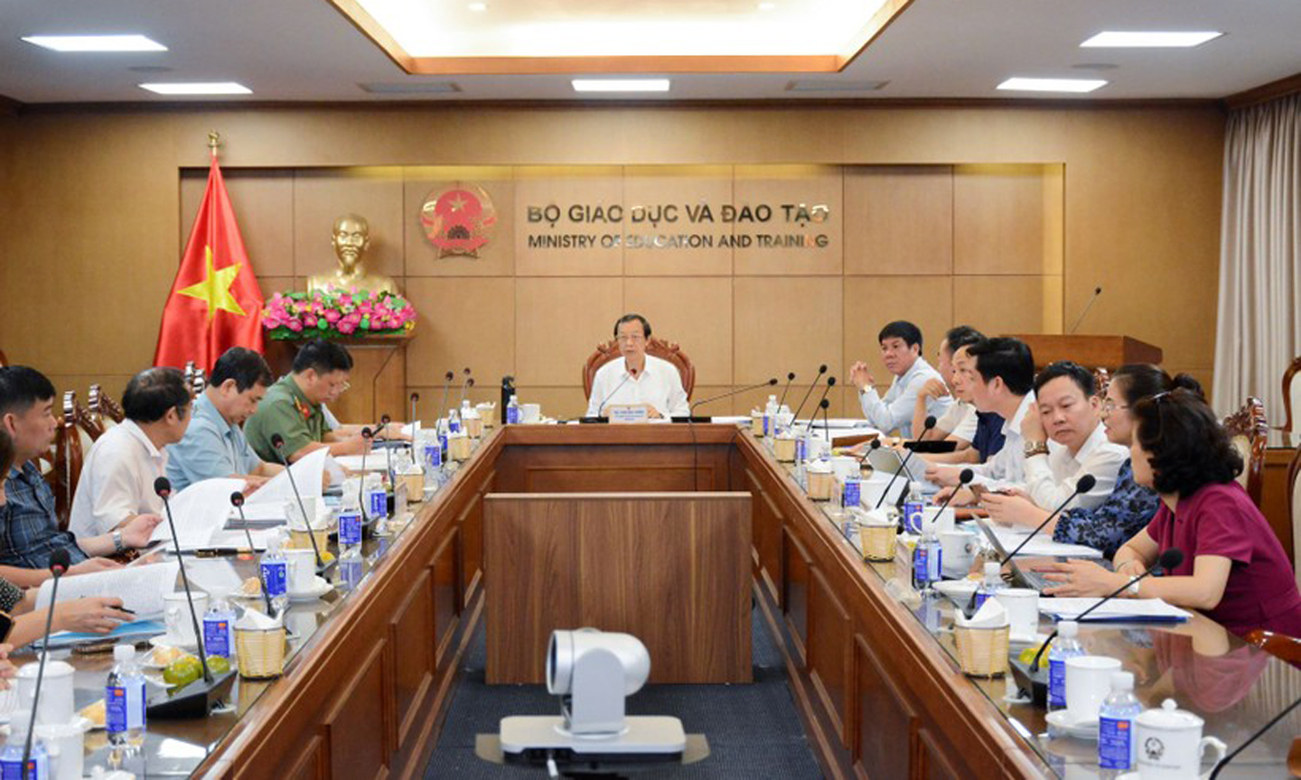 Thứ trưởng Bộ GD&ĐT Phạm Ngọc Thưởng chủ trì phiên họp.