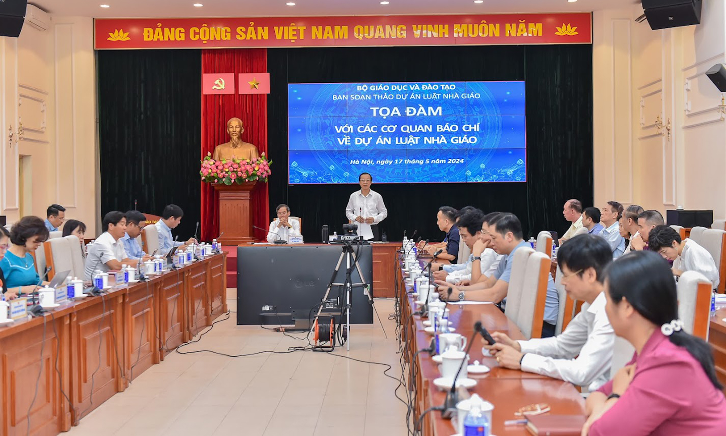 Thứ trưởng Bộ GD-ĐT Phạm Ngọc Thưởng chủ trì tọa đàm.