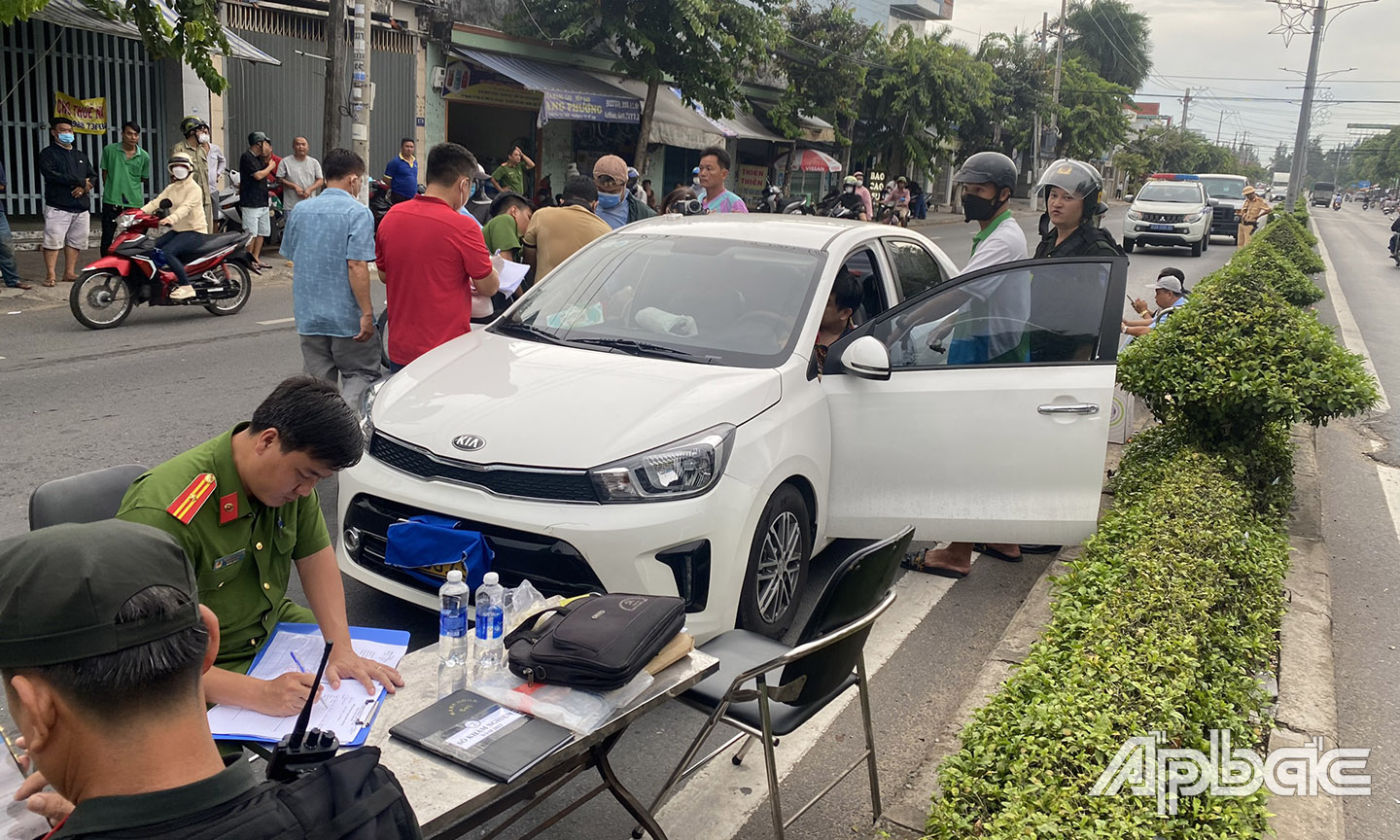 Phòng Ma tuy phối hợp Phòng CSGT và các phòng nghiệp vụ Công an Tiền Giang chặn dừng khẩn cấp trên quốc lộ 60.