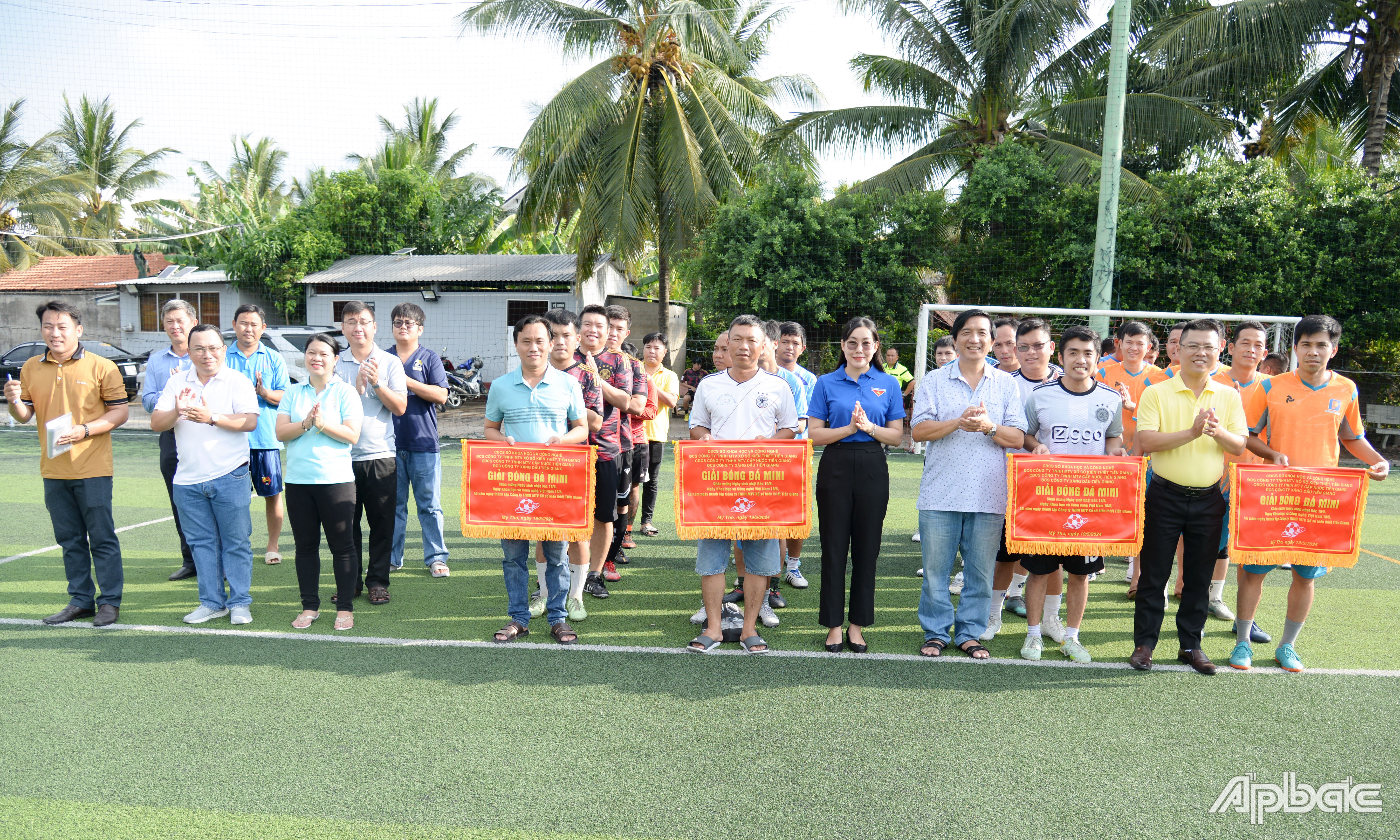 Ban Tổ chức và các cầu thủ chụp ảnh lưu niệm.