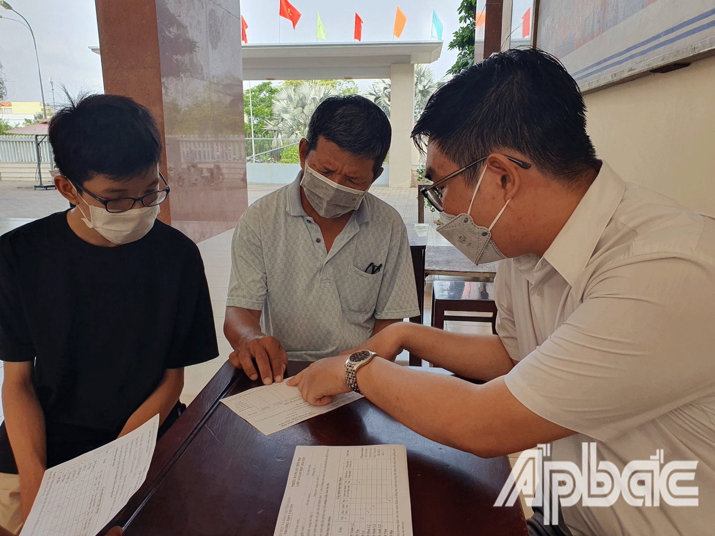 Tư vấn cho phụ huynh và học sinh khi nộp hồ sơ tuyển sinh vào Trường THPT Chuyên Tiền Giang. 