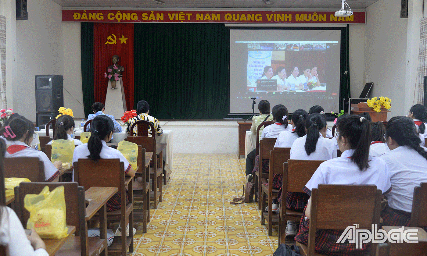 Quang cảnh tại điểm cầu Tiền Giang.
