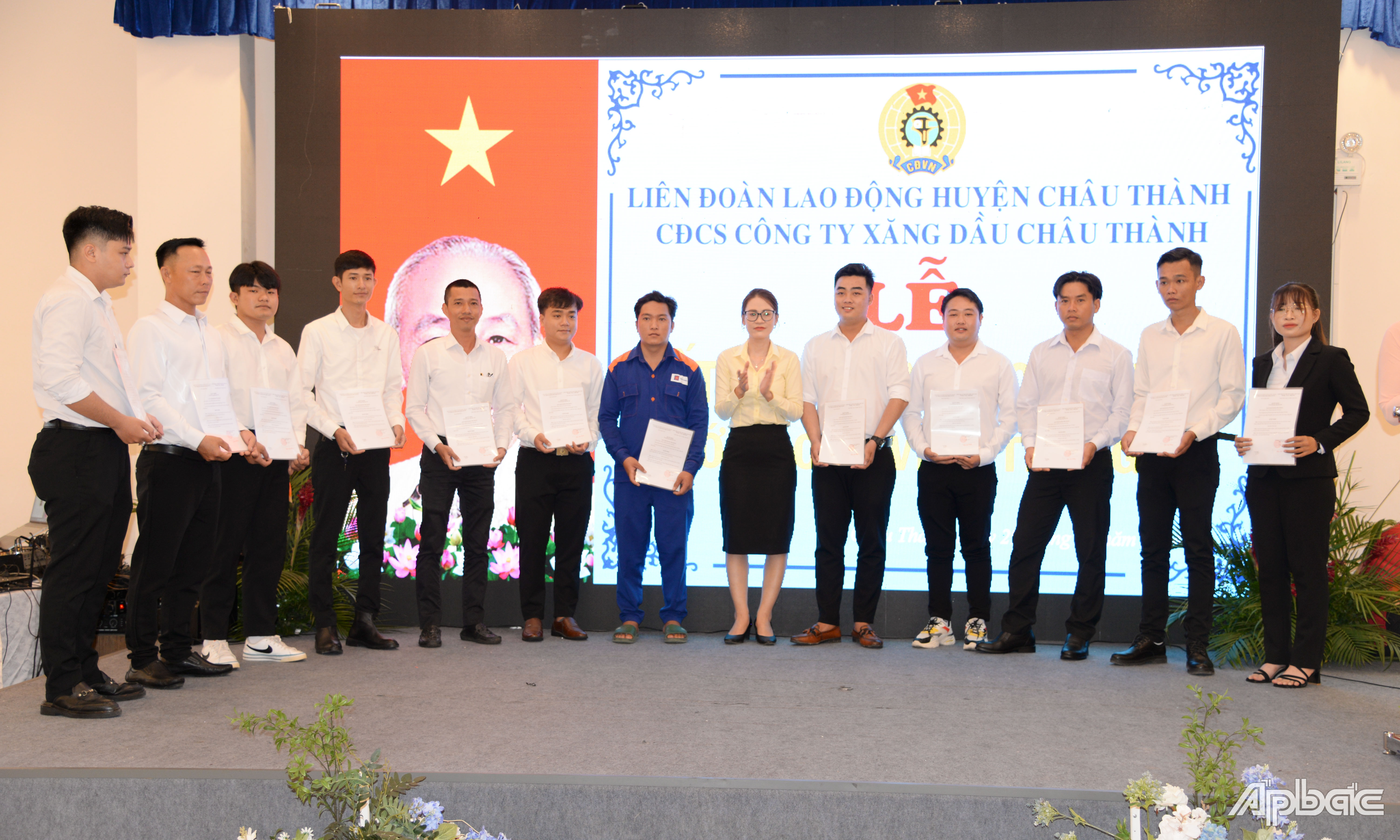 Kết nạp Công đoàn viên mới.