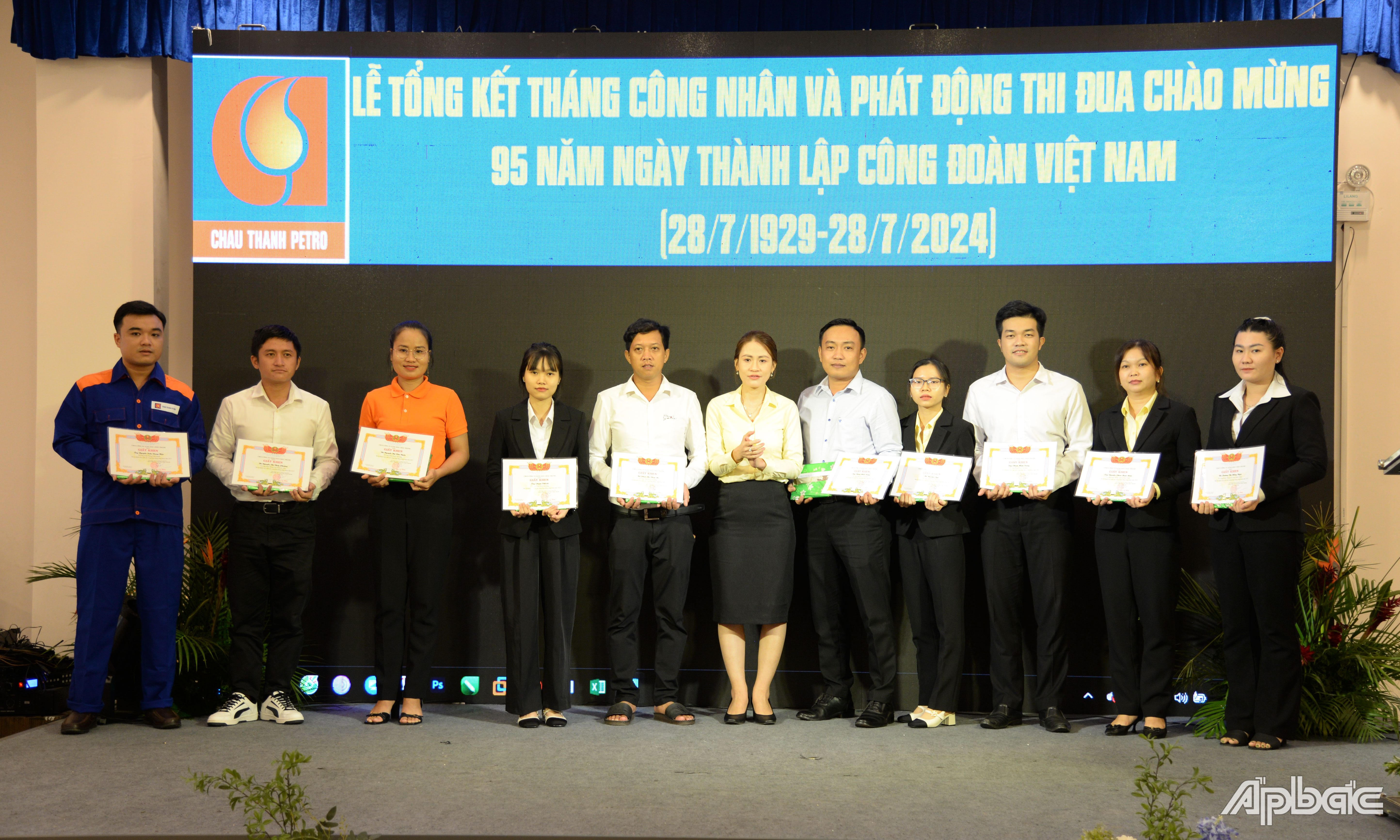 Khen thưởng các Công đoàn viên xuất sắc.