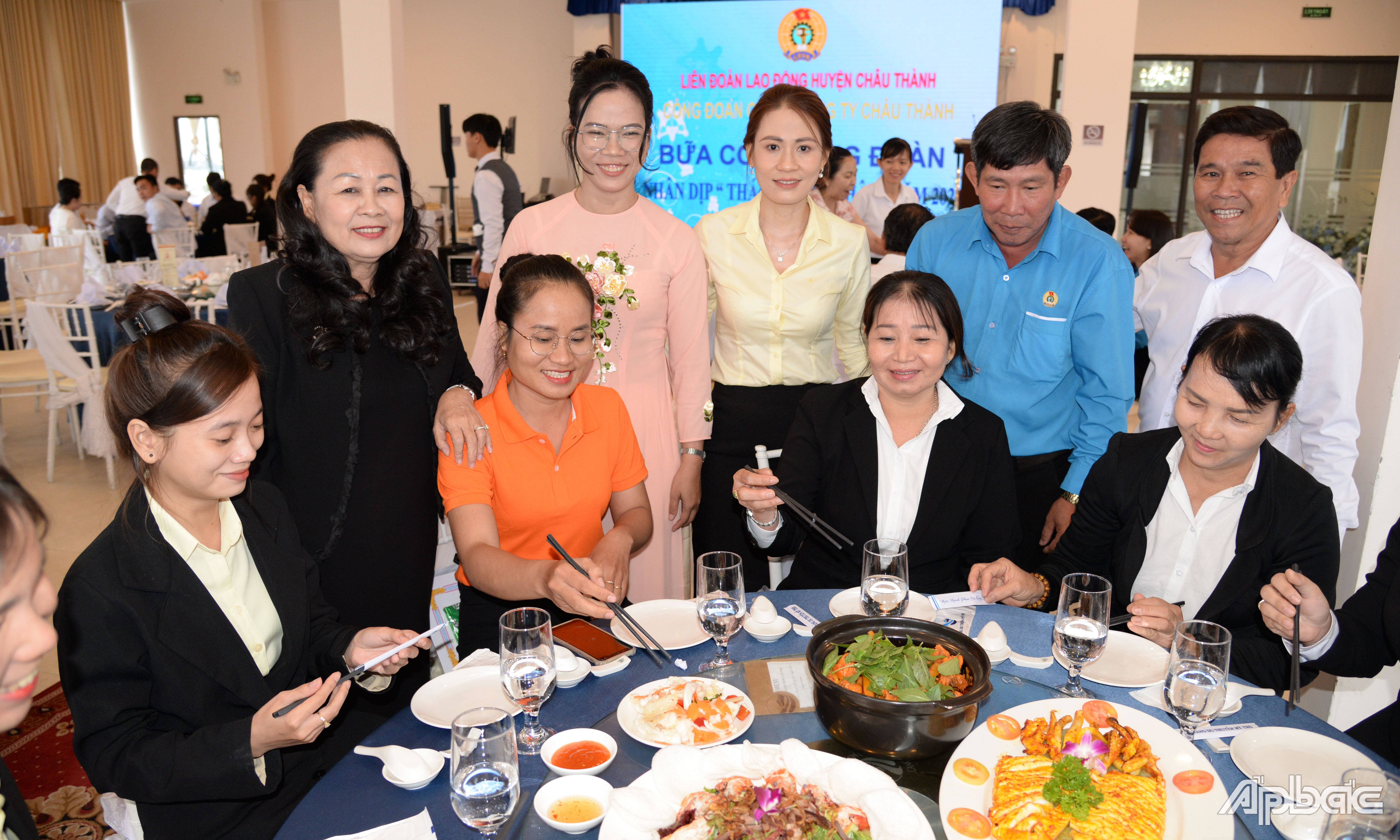 CĐCS Công ty TNHH TMDV Xăng dầu Châu Thành tổ chức Bữa cơm Công đoàn.