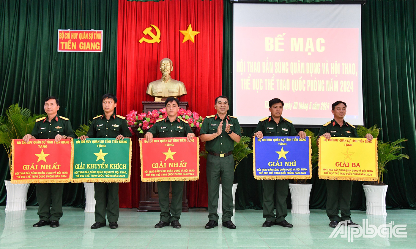 Đại tá Võ Văn Năng, Phó Chỉ huy trưởng Bộ CHQS tỉnh Tiền Giang tặng Cờ cho các đơn vị đạt giải toàn đoàn.