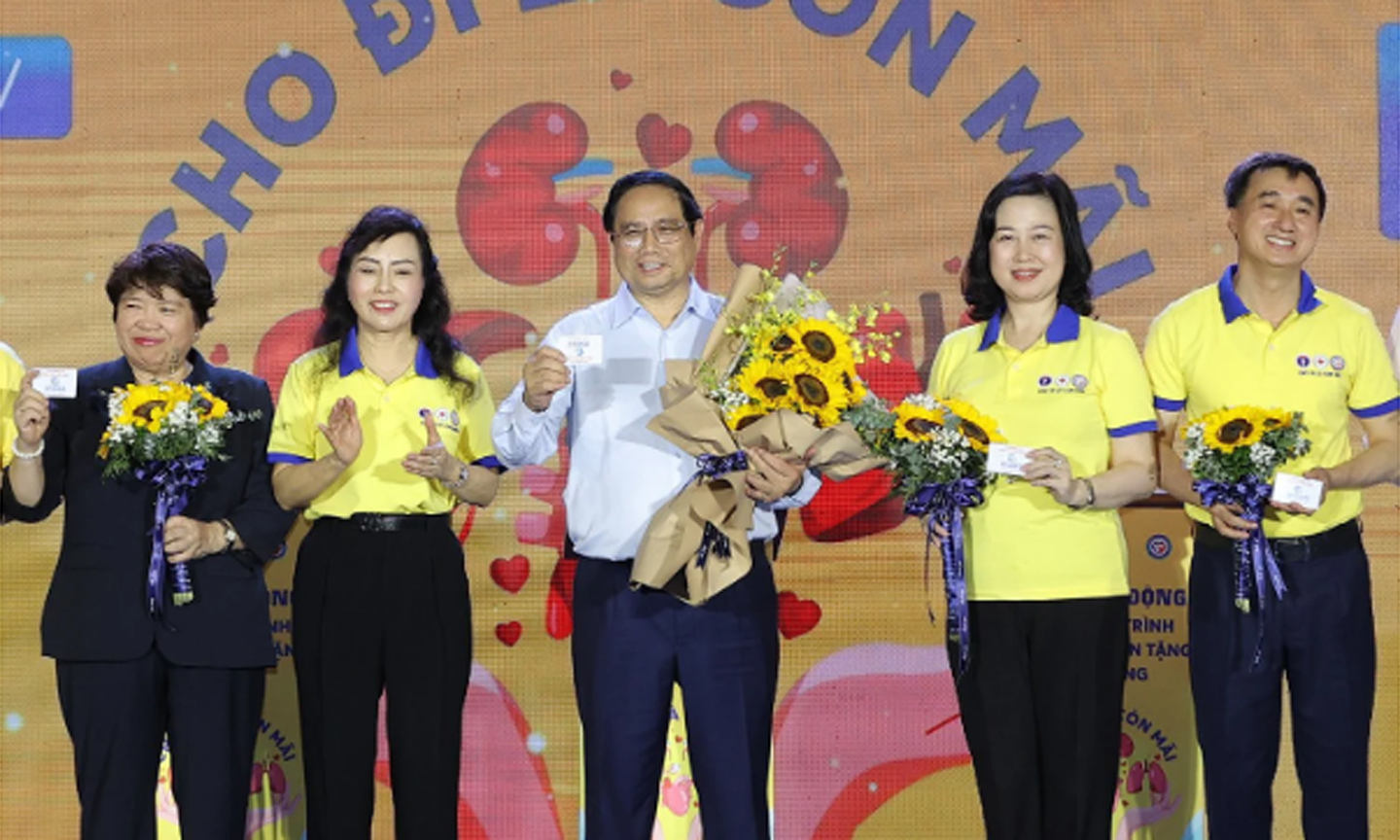 Thủ tướng Chính phủ Phạm Minh Chính, Chủ nhiệm Uỷ ban Xã hội của Quốc hội Nguyễn Thúy Anh, Bộ trưởng Bộ Y tế Đào Hồng Lan, Thứ trưởng Bộ Y tế Trần Văn Thuấn đăng ký hiến tặng mô, tạng và nhận thẻ đăng ký từ Chủ tịch Hội vận động hiến tặng mô tạng, bộ phận cơ thể người Việt Nam Nguyễn Thị Kim Tiến.
