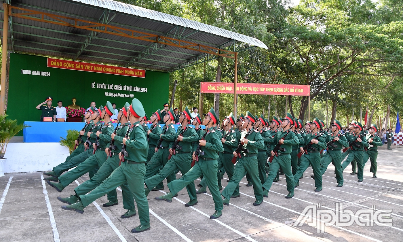Duyệt đội ngũ trong Lễ Tuyên thệ chiến sĩ mới.