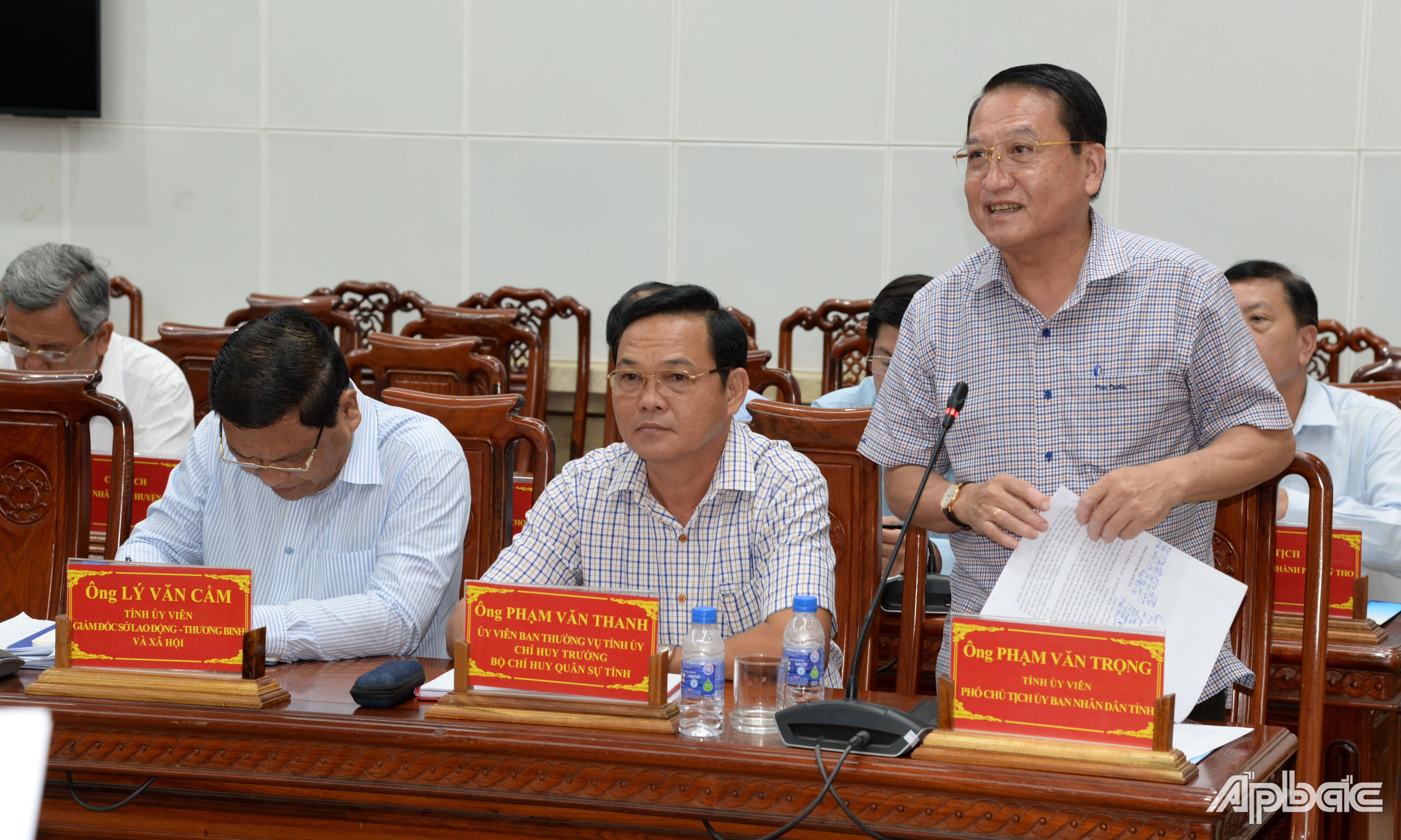 Phó Chủ tịch UBND tỉnh Phạm Văn Trọng phát biểu tại phiên họp.