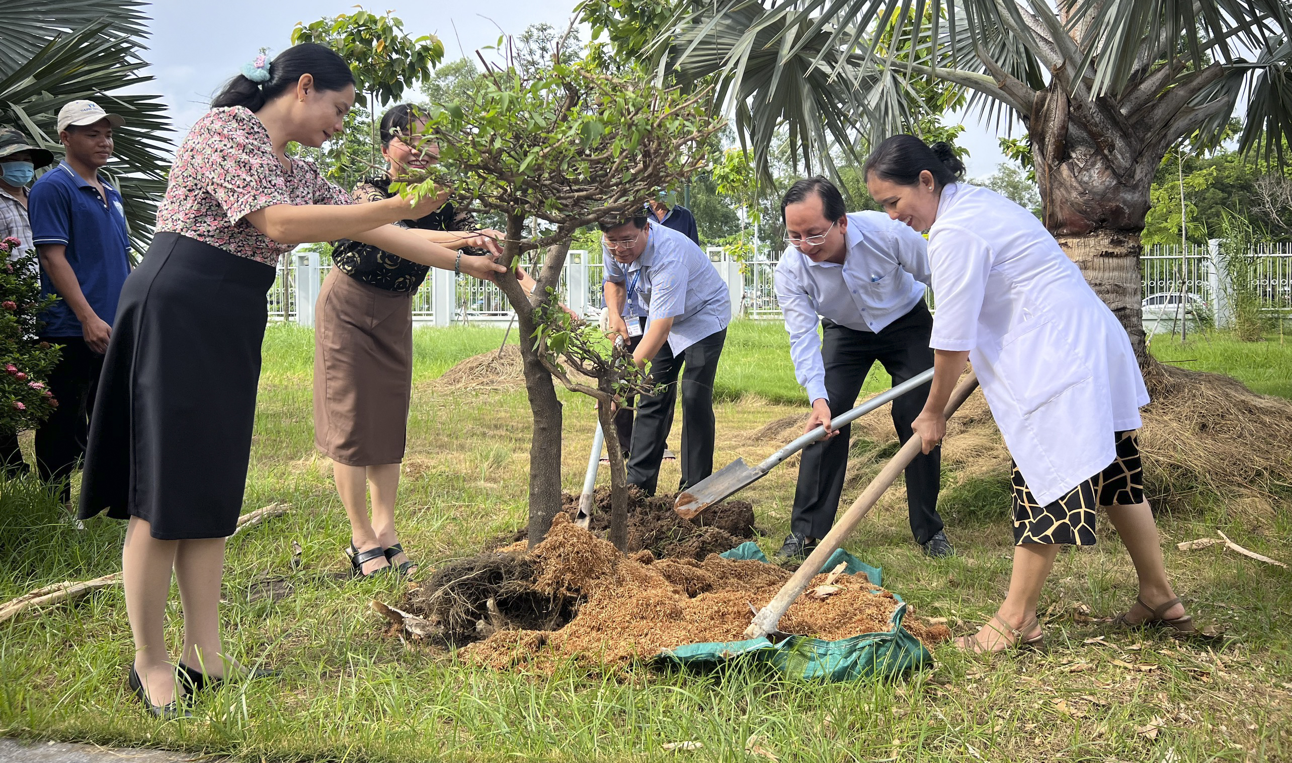 TS.BS Đỗ Quang Thành, Phó Giám đốc  Bệnh viện tham gia trồng cây xanh trong khuôn viên bệnh viện